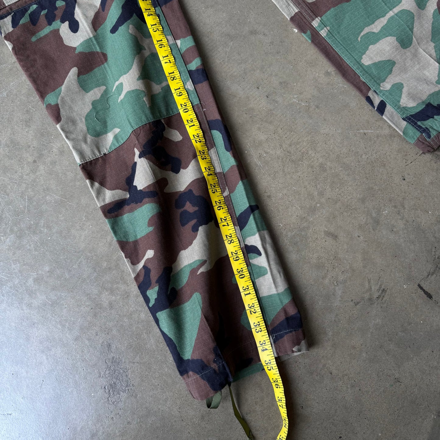 Size 28x34 - Vintage Camo Cargo Pants