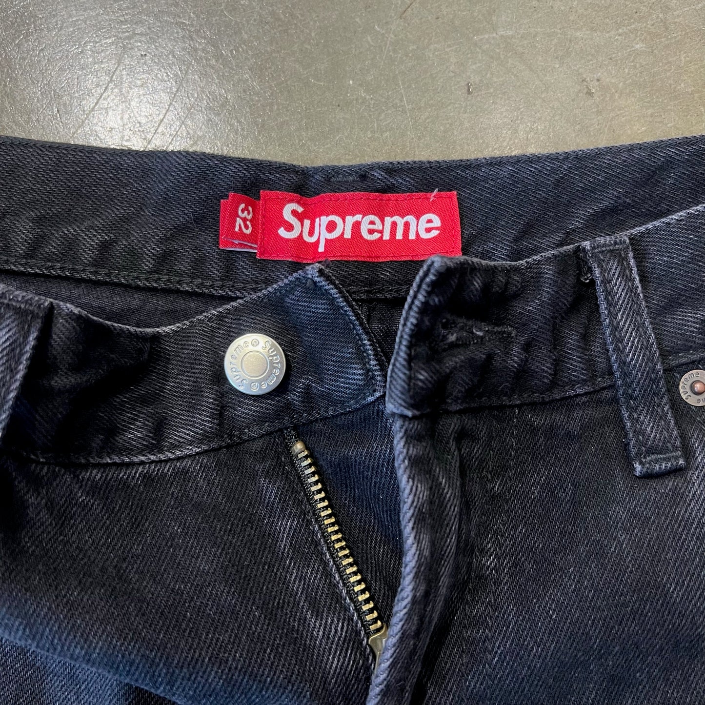 SIZE 32 - Supreme Baggy Denim Pants (Used)