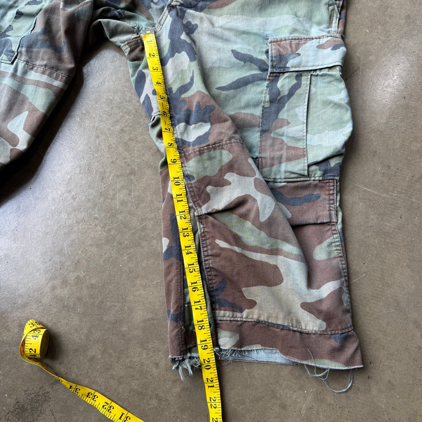 Size 34x20 Vintage Camo Long Shorts