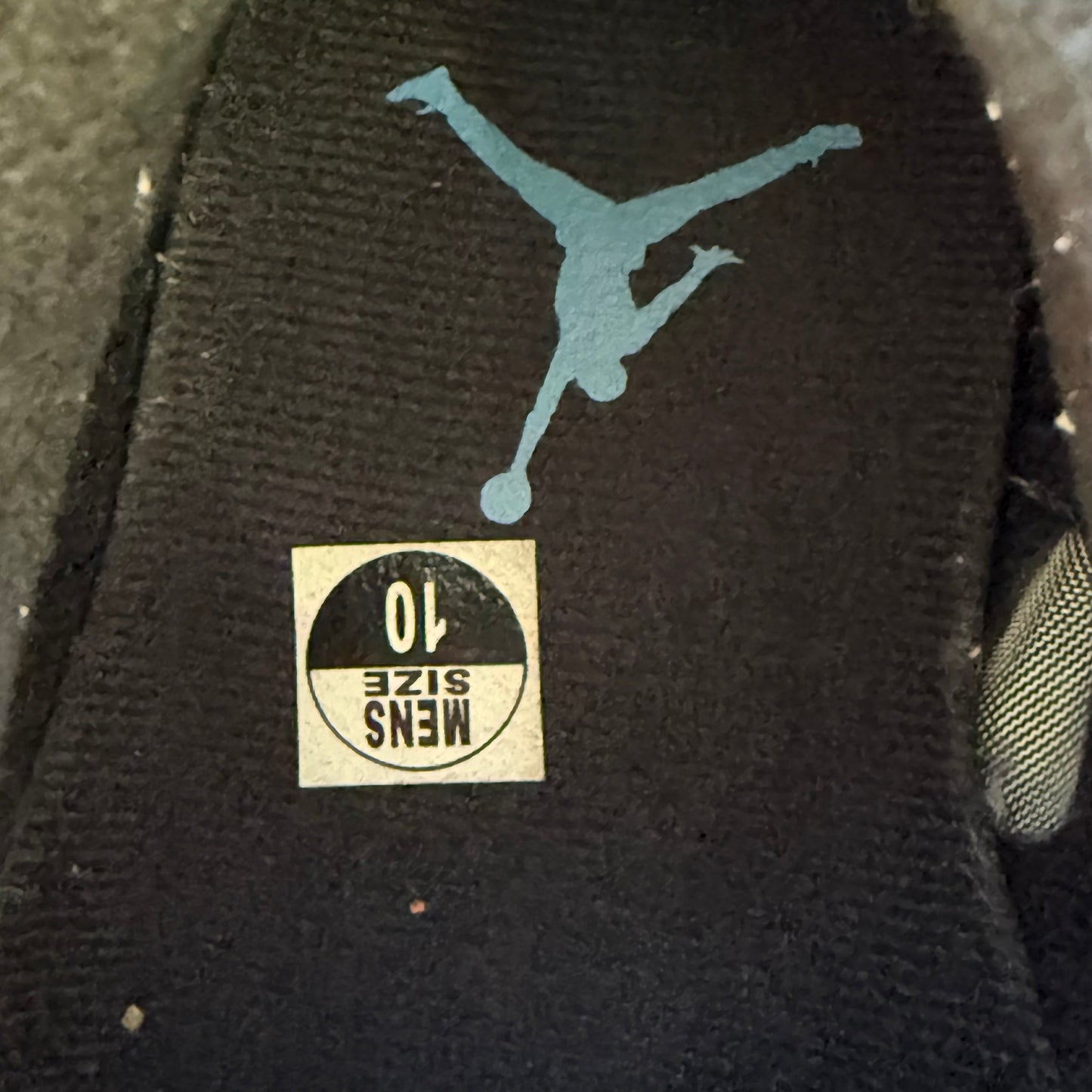 Größe 44 - Jordan 14 Retro 'Black University Blue' 2026 (Gebraucht)