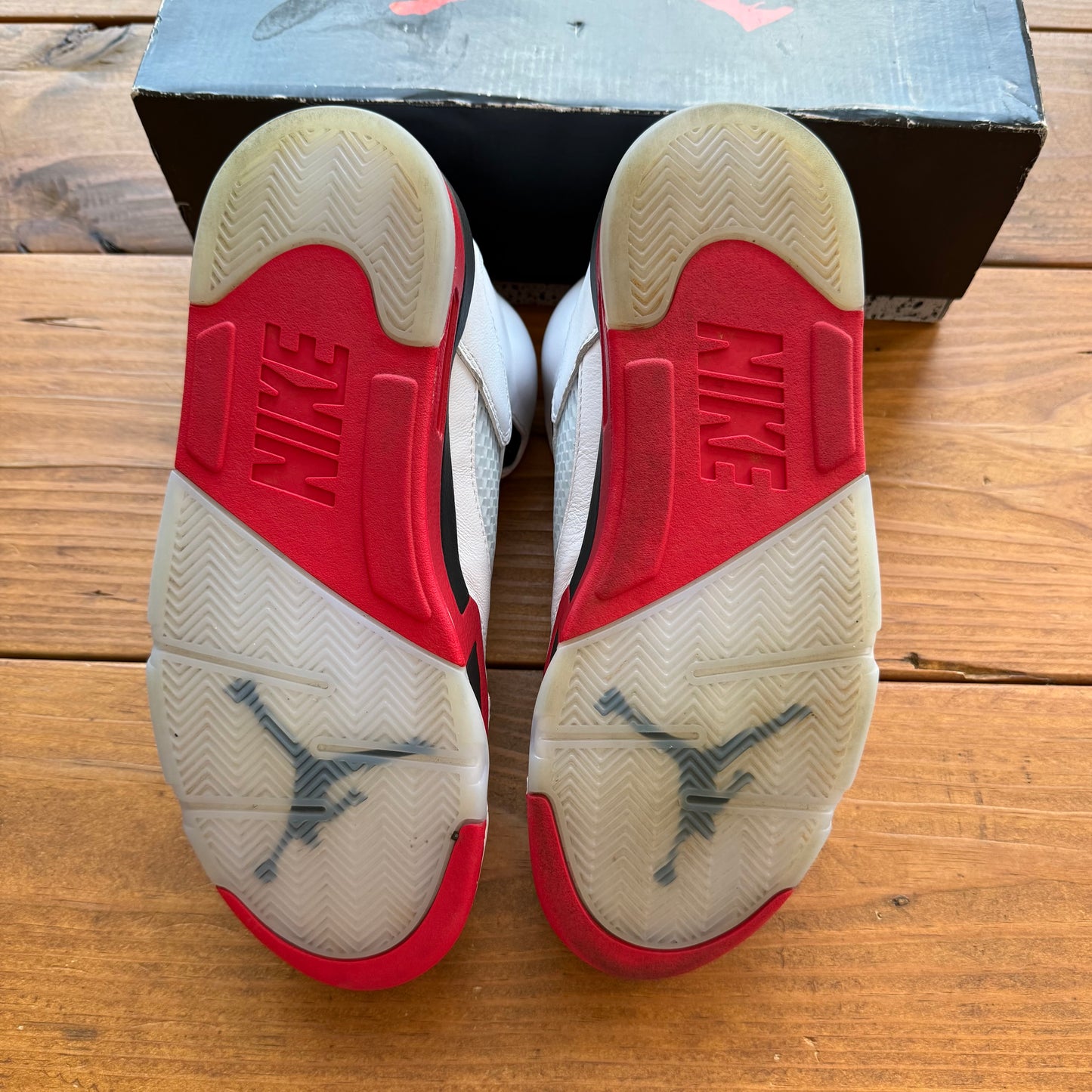 Größe 44.5 – Jordan 5 Retro 'Fire Red' 2025 (Gebraucht)