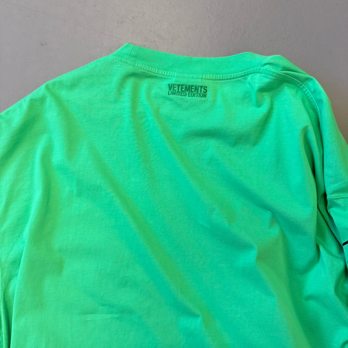 XL - Vetements Metal Printed Long-Sleeve 'Neon Green' (Pre-Owned)