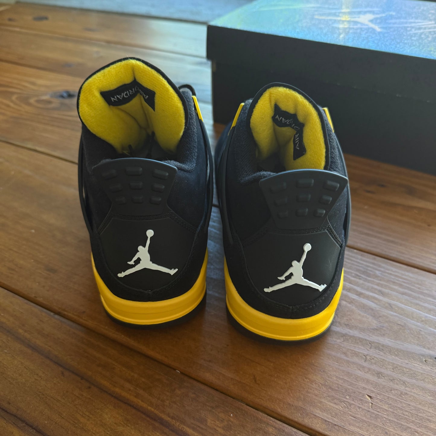10.5 - Jordan 4 Retro 'Thunder' 2023 (GEBRAUCHT)