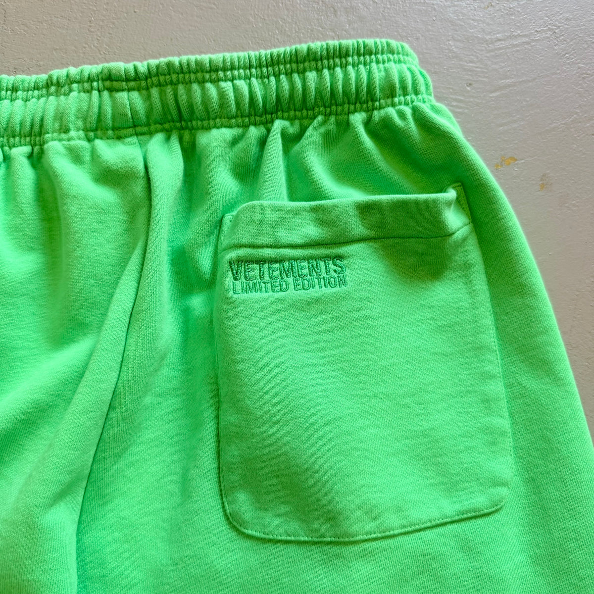 Large - Vetements Oval Logo Shorts 'Neon Green' (Pre-Owned)