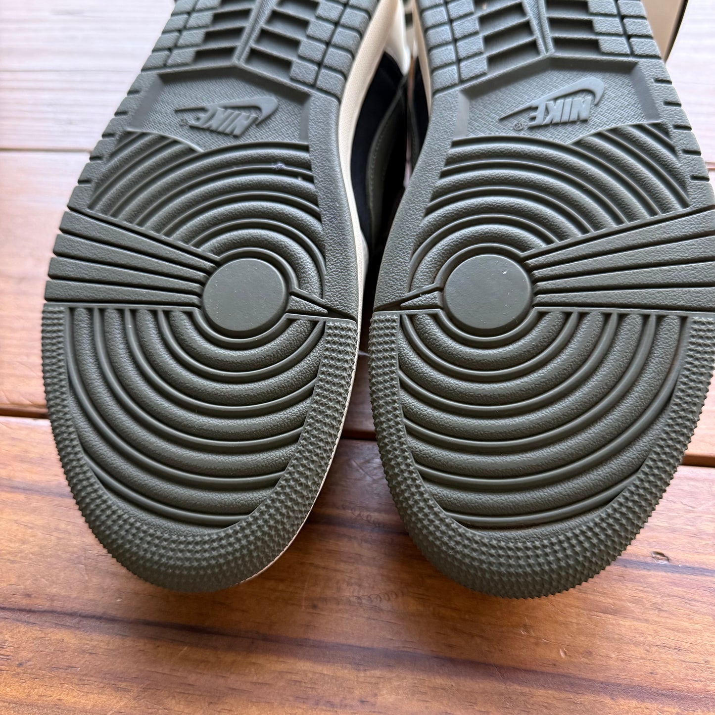 Talla 10W/8.5M - Travis Scott x Wmns Jordan 1 Retro Low OG SP 'Olive' (Usado)
