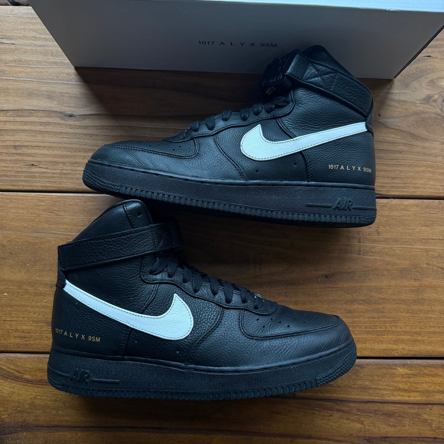 Talla 10.5 - 1017 ALYX 9SM x Air Force 1 High 'Negro Blanco' (Usado)