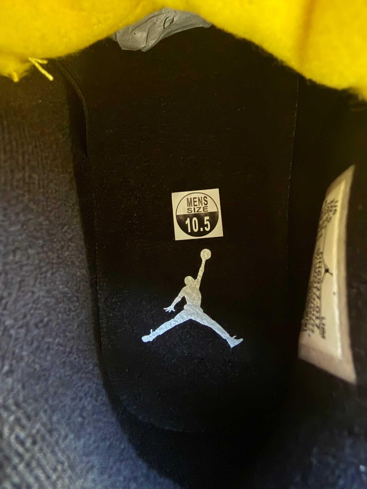 10.5 - Jordan 4 Retro 'Thunder' 2023 (GEBRAUCHT)
