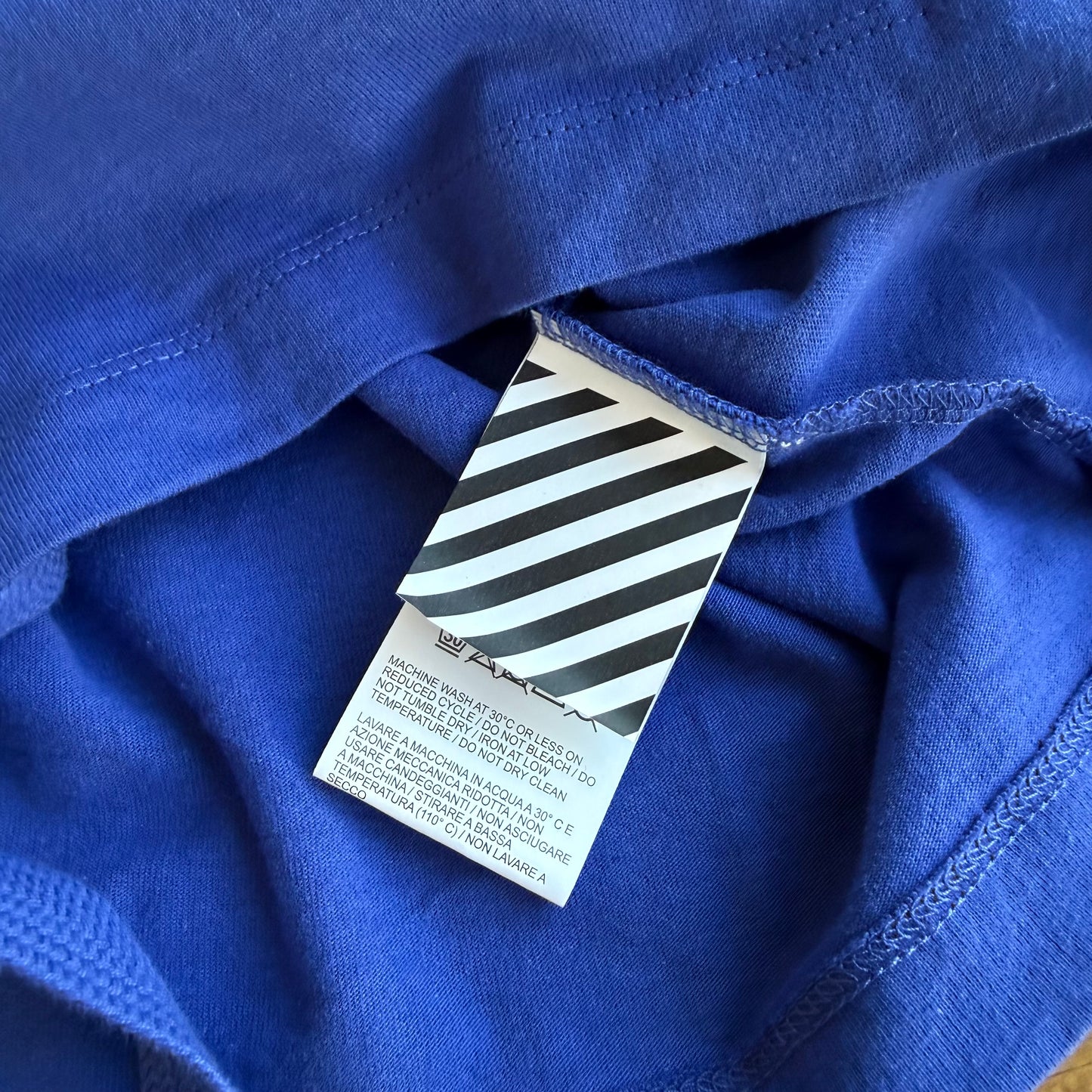 Medium – Off White Split Arrows Blau Langarm