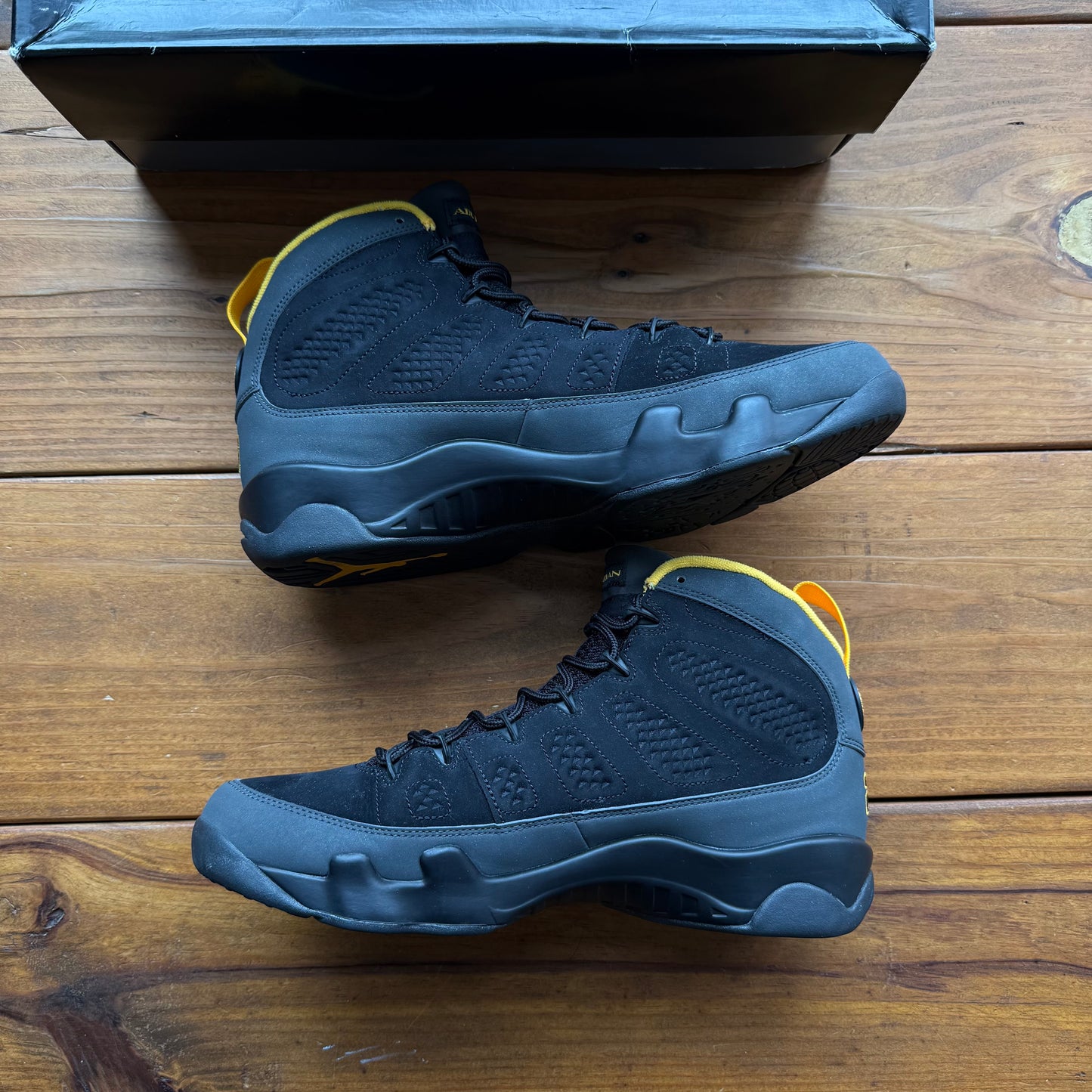 Talla 11.5 - Jordan 9 Retro 'Dark Charcoal University Gold' (Usado)