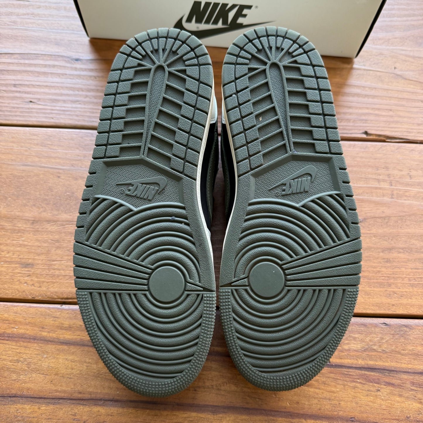 Talla 10W/8.5M - Travis Scott x Wmns Jordan 1 Retro Low OG SP 'Olive' (Usado)