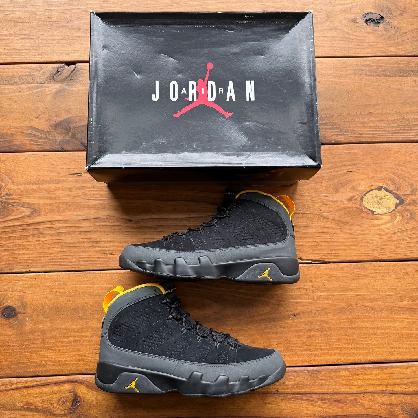 Talla 11.5 - Jordan 9 Retro 'Dark Charcoal University Gold' (Usado)