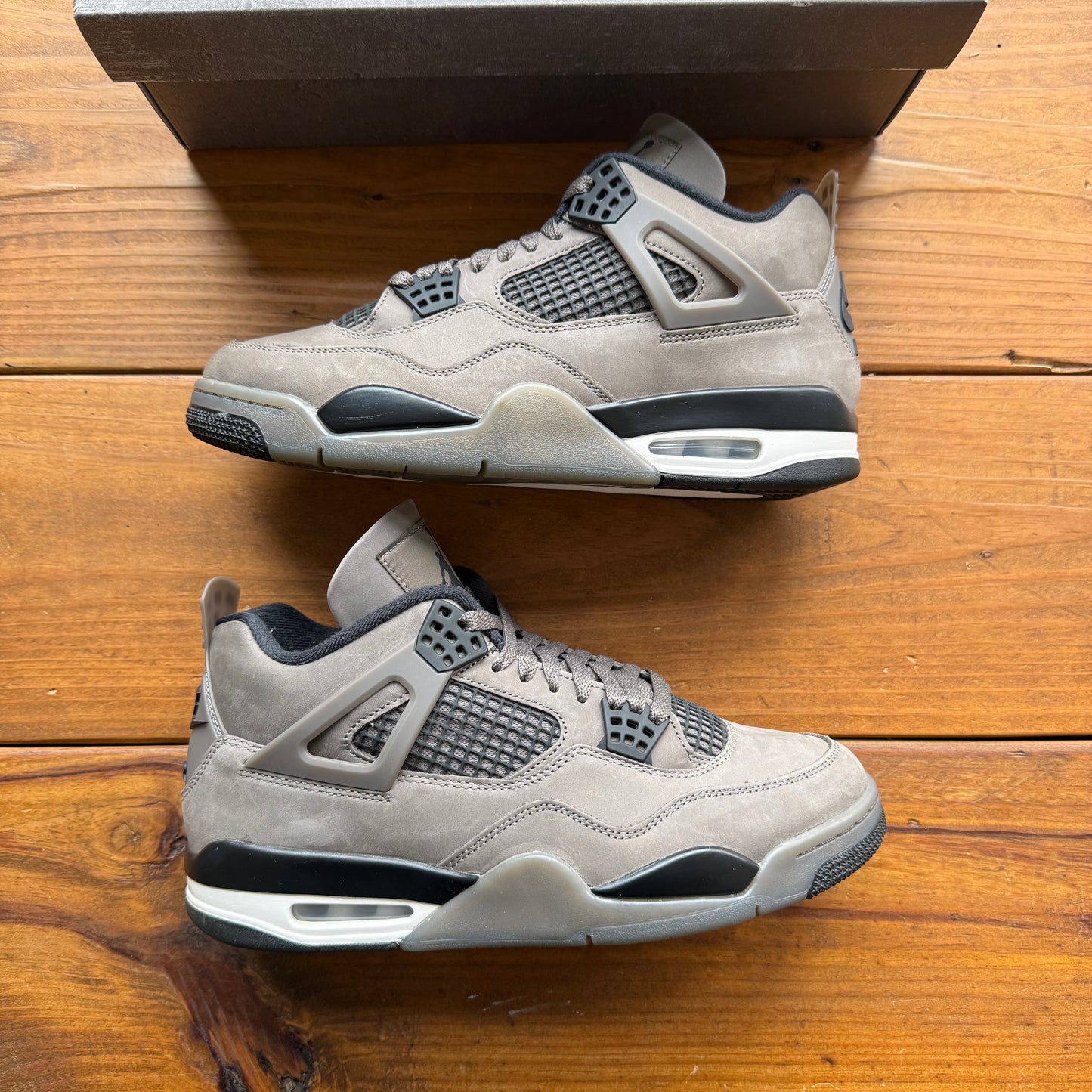 Talla 10 - Jordan 4 Retro 'Cave Stone' (Usado)