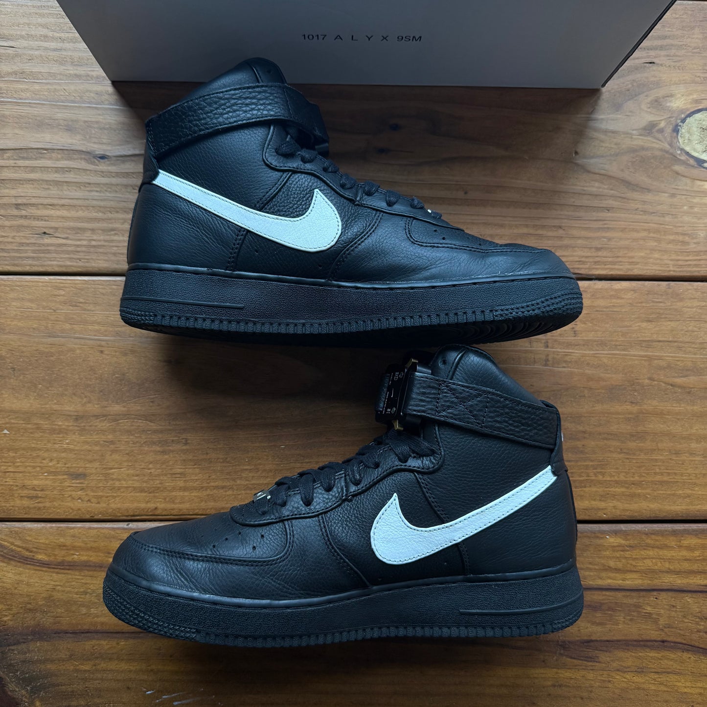Talla 10.5 - 1017 ALYX 9SM x Air Force 1 High 'Negro Blanco' (Usado)