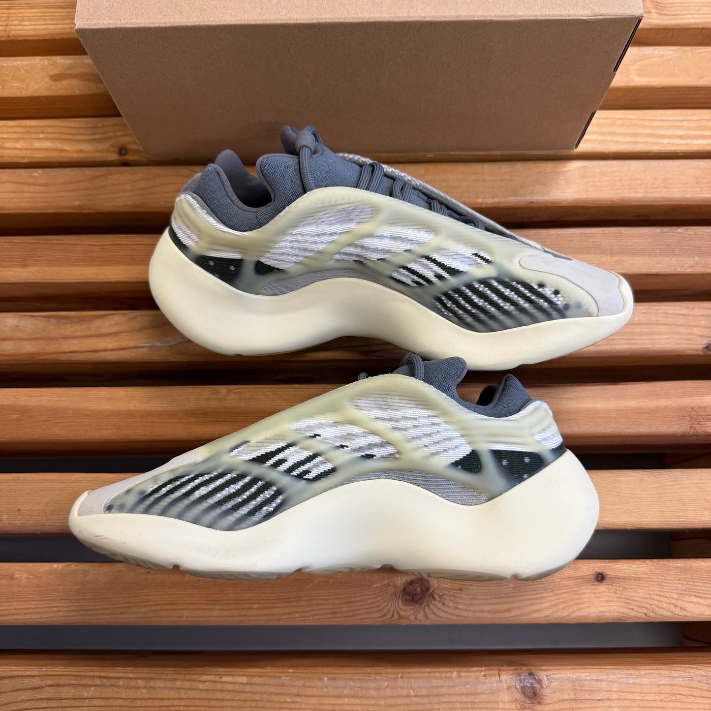 Size 9 - Men's Yeezy 700 V3 'Fade Salt' (Used)