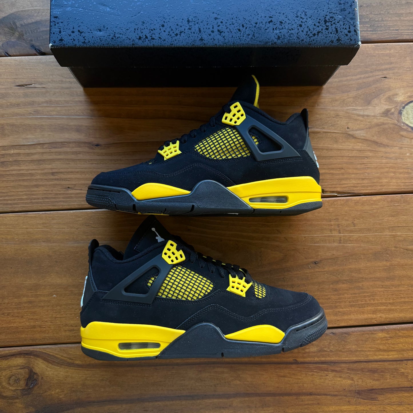 10.5 - Jordan 4 Retro 'Thunder' 2023 (GEBRAUCHT)