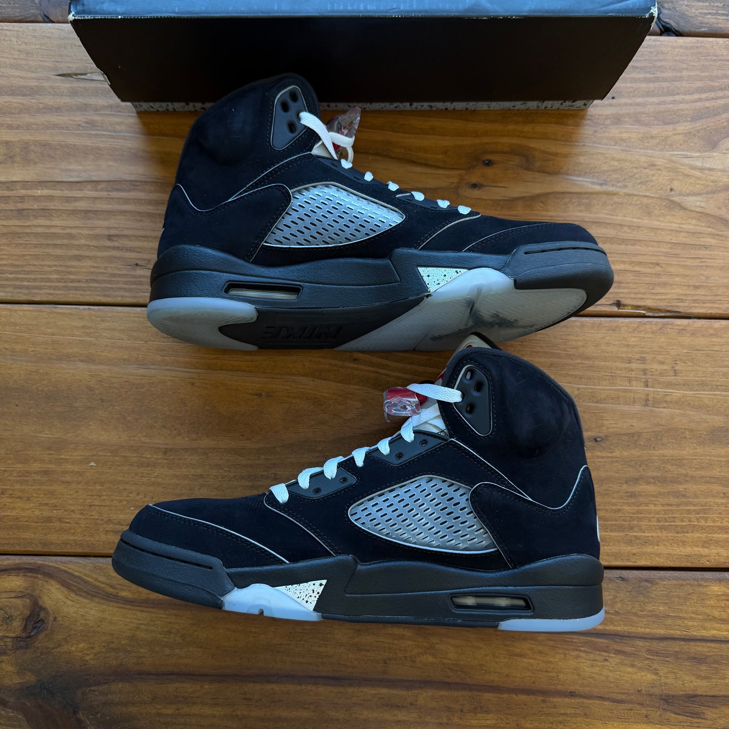 Talla 10 - Jordan 5 Retro OG 'Black Metallic Reimagined' (Usado)