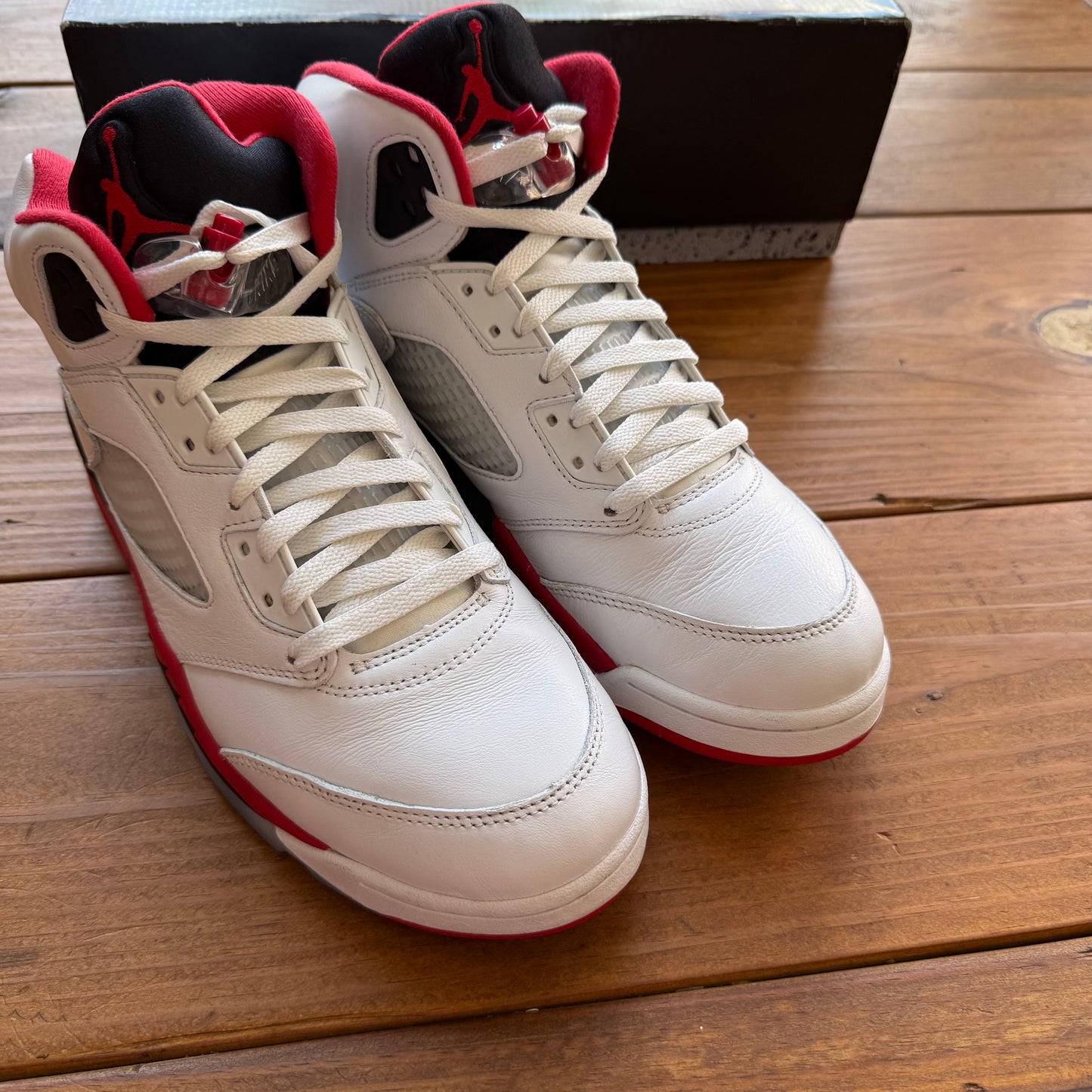 Größe 44.5 – Jordan 5 Retro 'Fire Red' 2025 (Gebraucht)