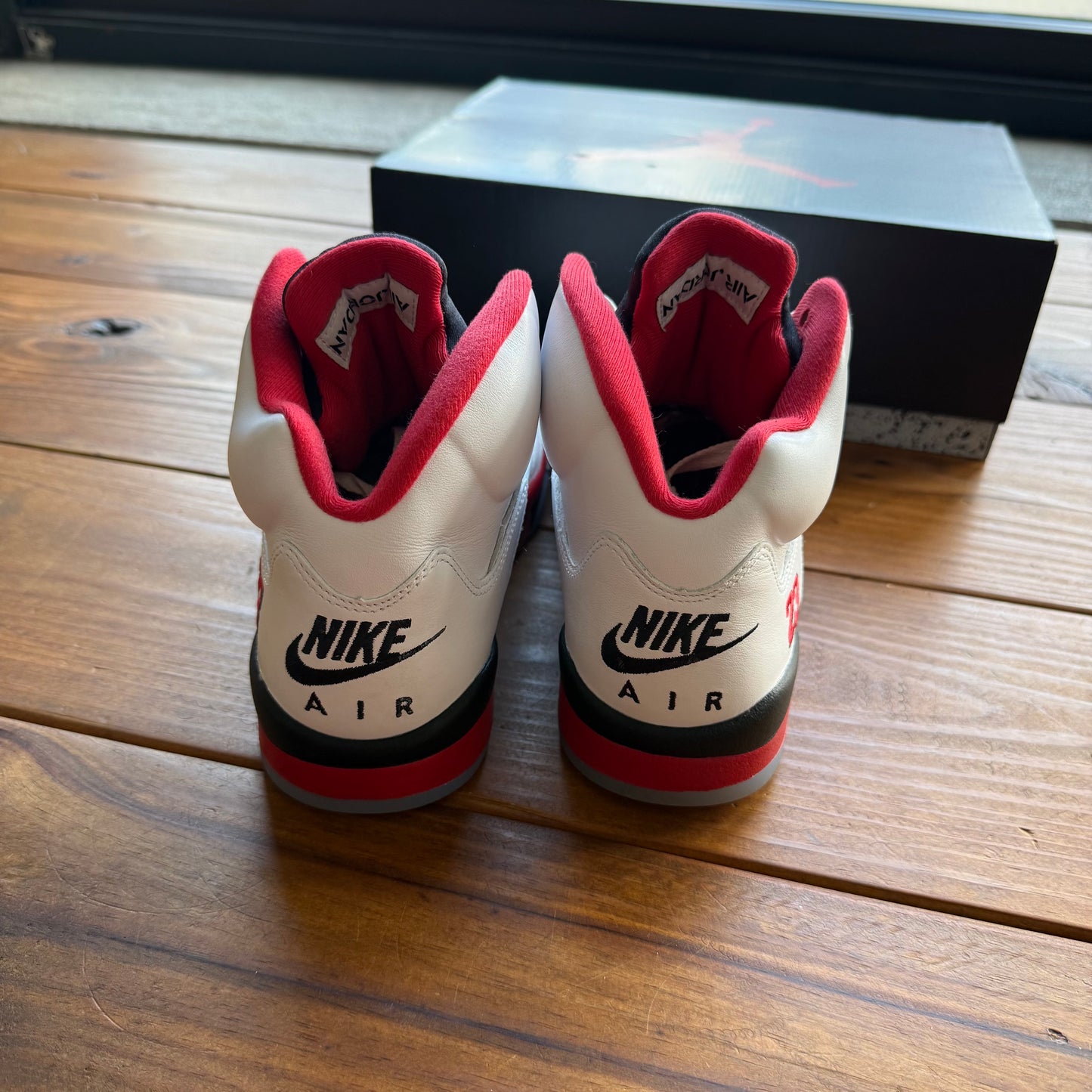 Größe 9.5 - Jordan 5 Retro 'Fire Red' 2025 (Gebraucht)