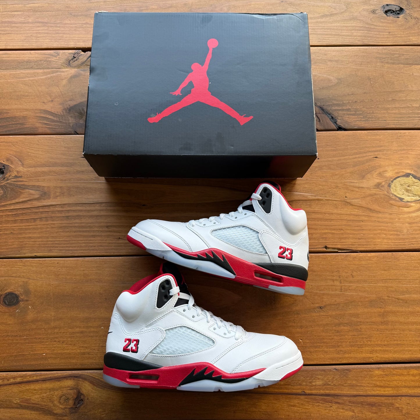 Größe 9.5 - Jordan 5 Retro 'Fire Red' 2025 (Gebraucht)