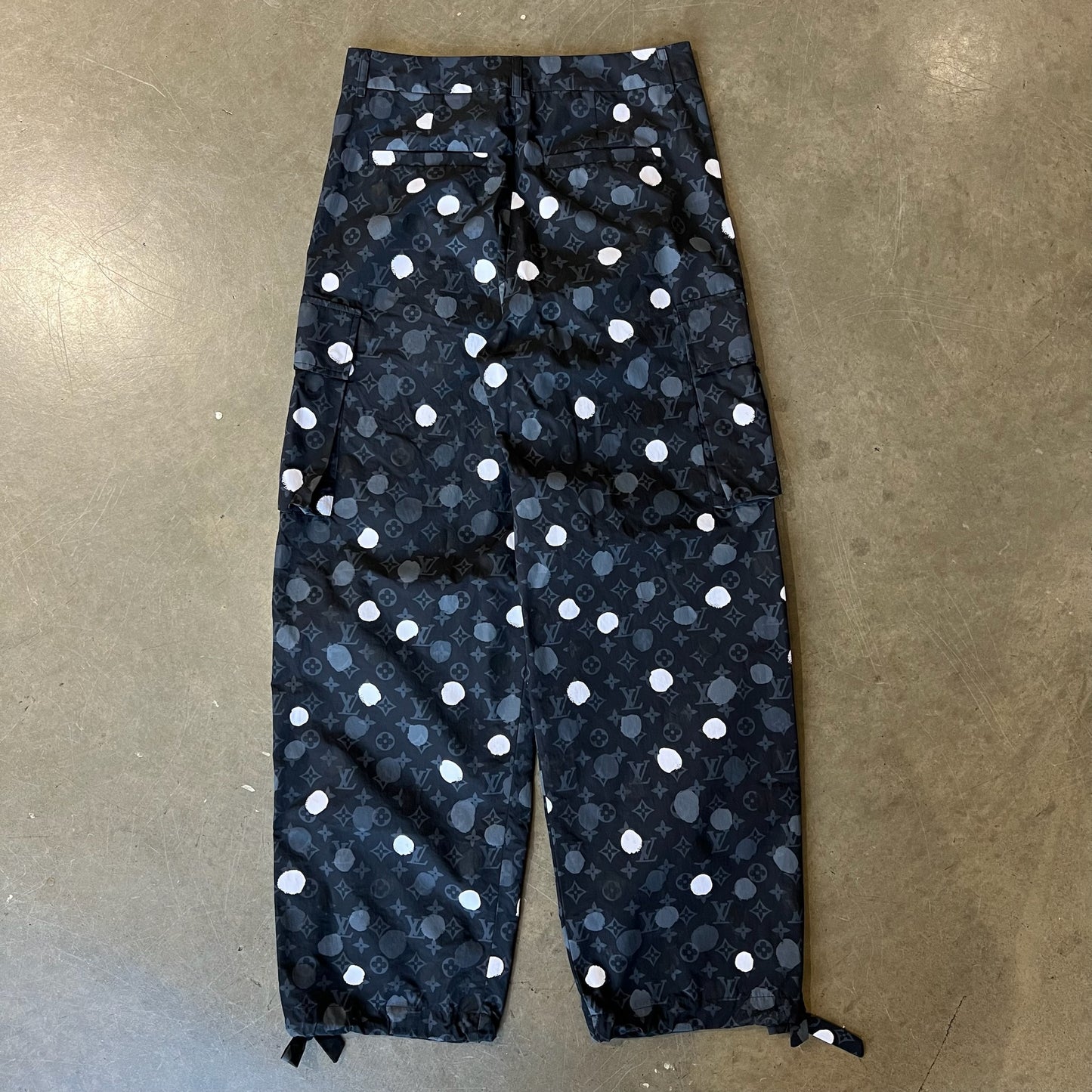 Größe 30 – LV Infinity Dots Bedruckte Cargohose