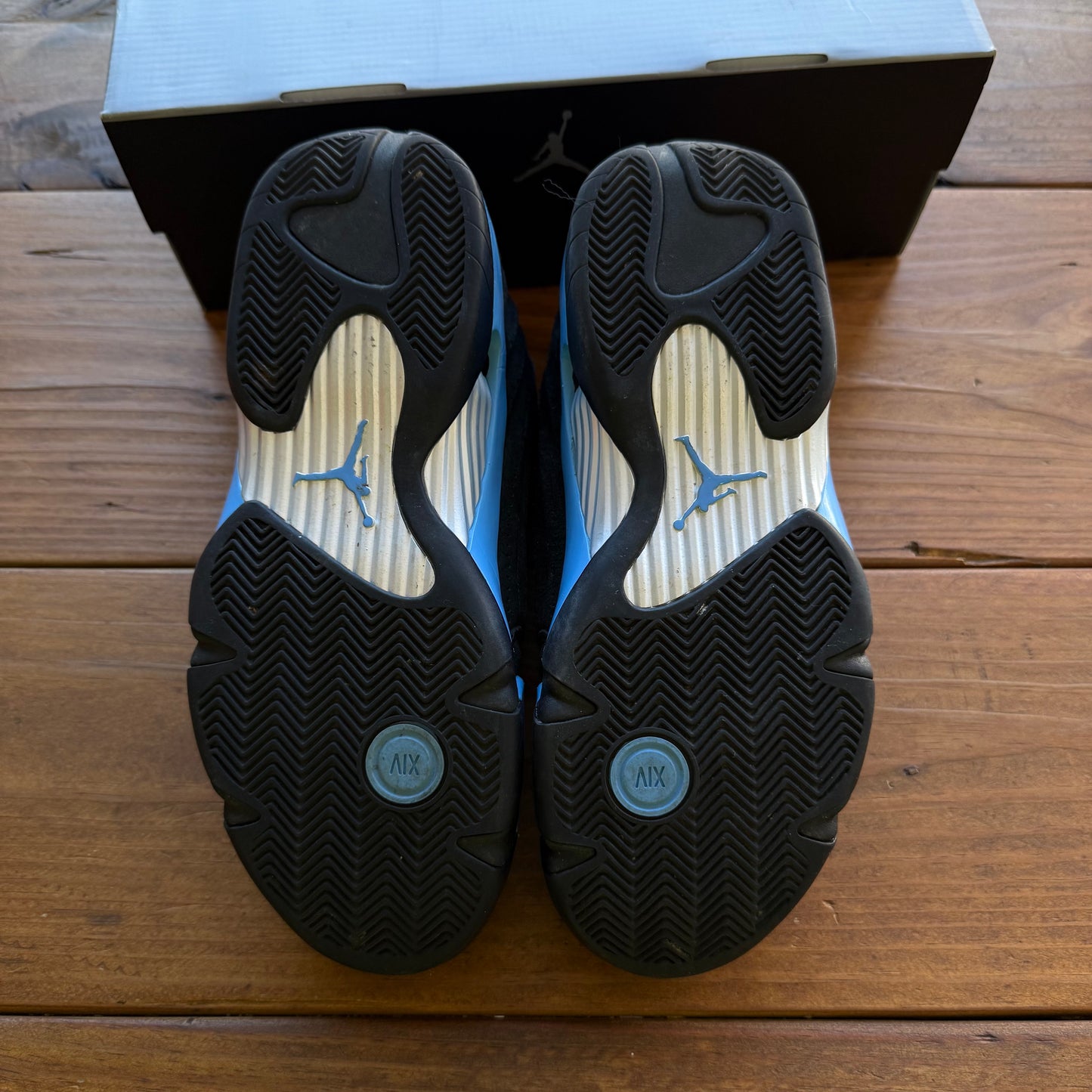 Größe 44 - Jordan 14 Retro 'Black University Blue' 2026 (Gebraucht)