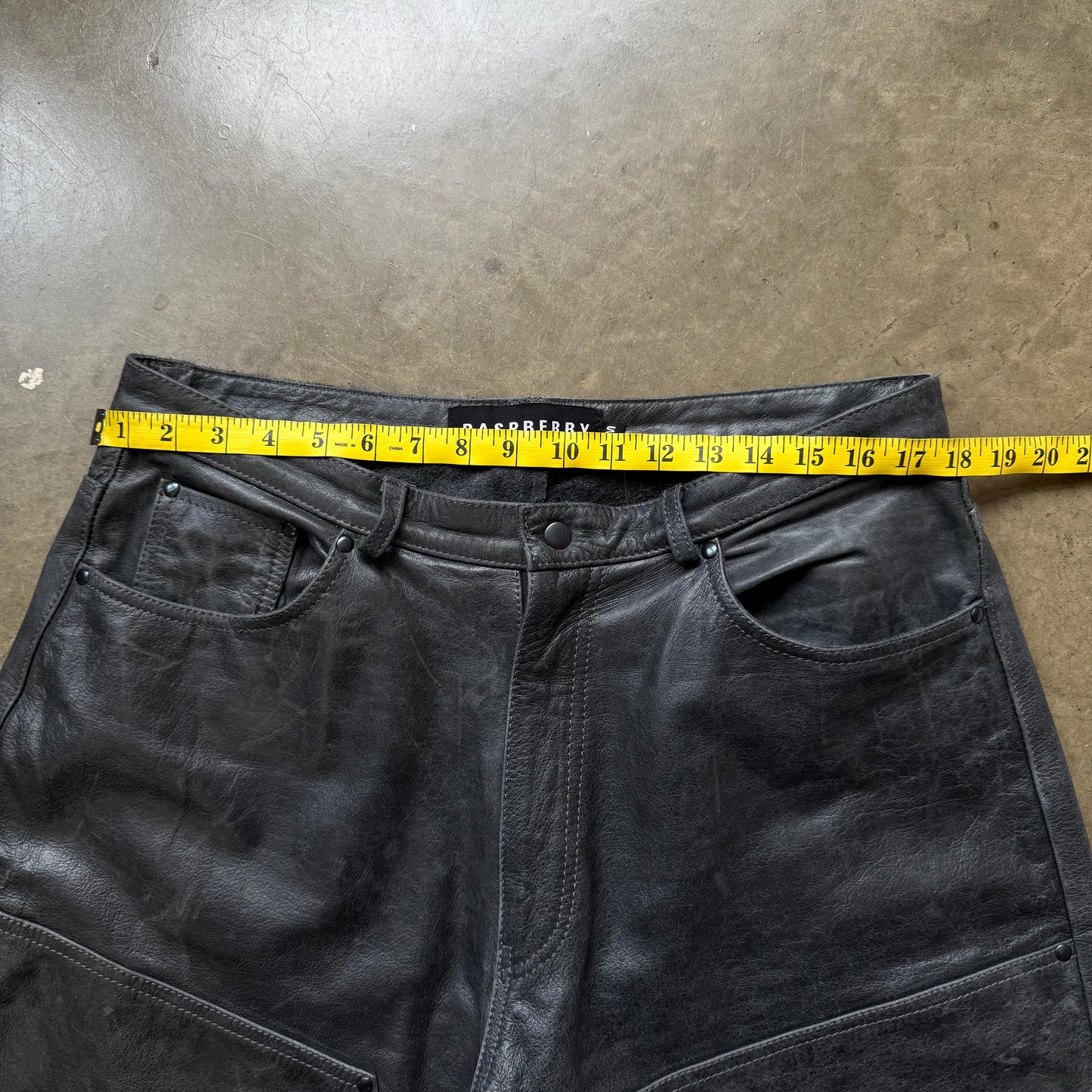 Mittel - Raspberry Hills Leder-Shorts