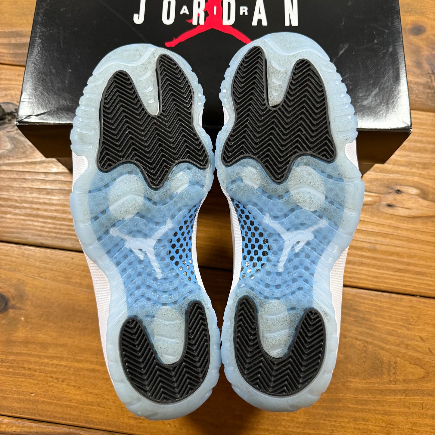 SIZE 9.5 - Jordan 11 Retro 'Columbia / Legend Blue' 2024 (Used)