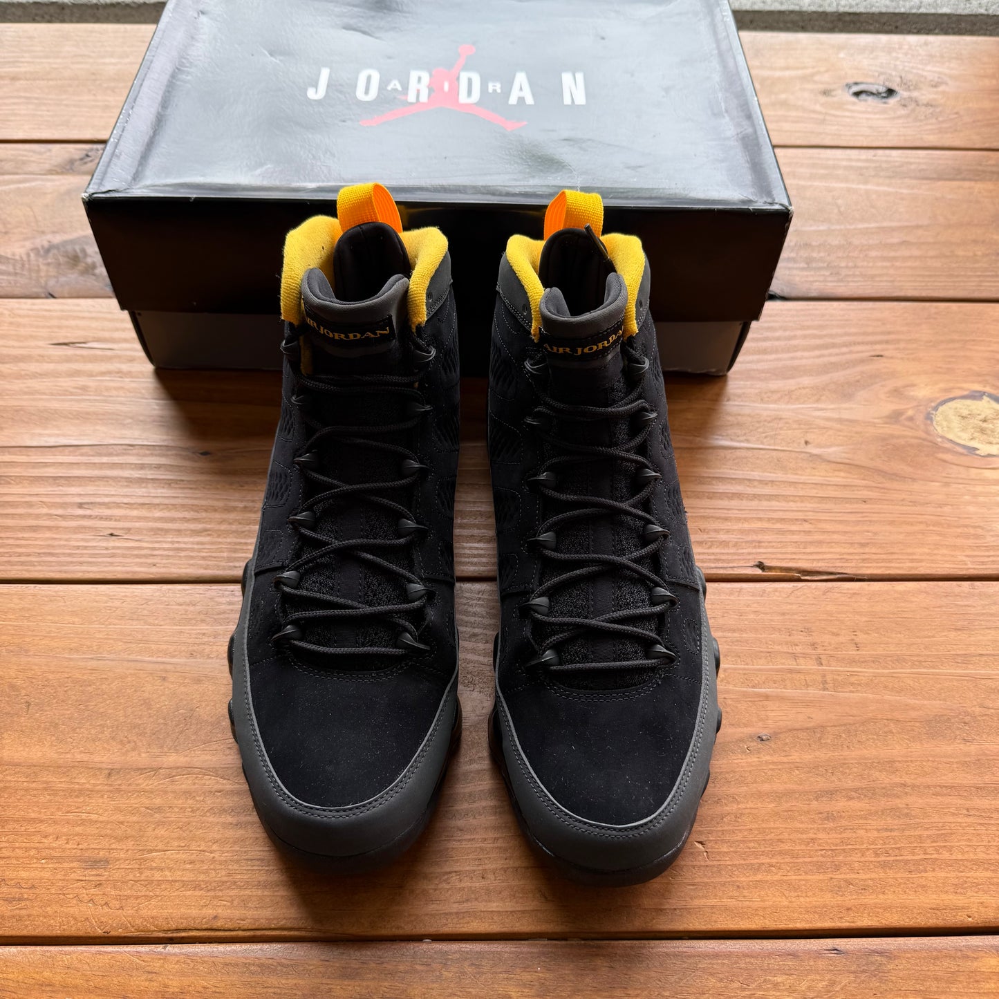 Talla 11.5 - Jordan 9 Retro 'Dark Charcoal University Gold' (Usado)