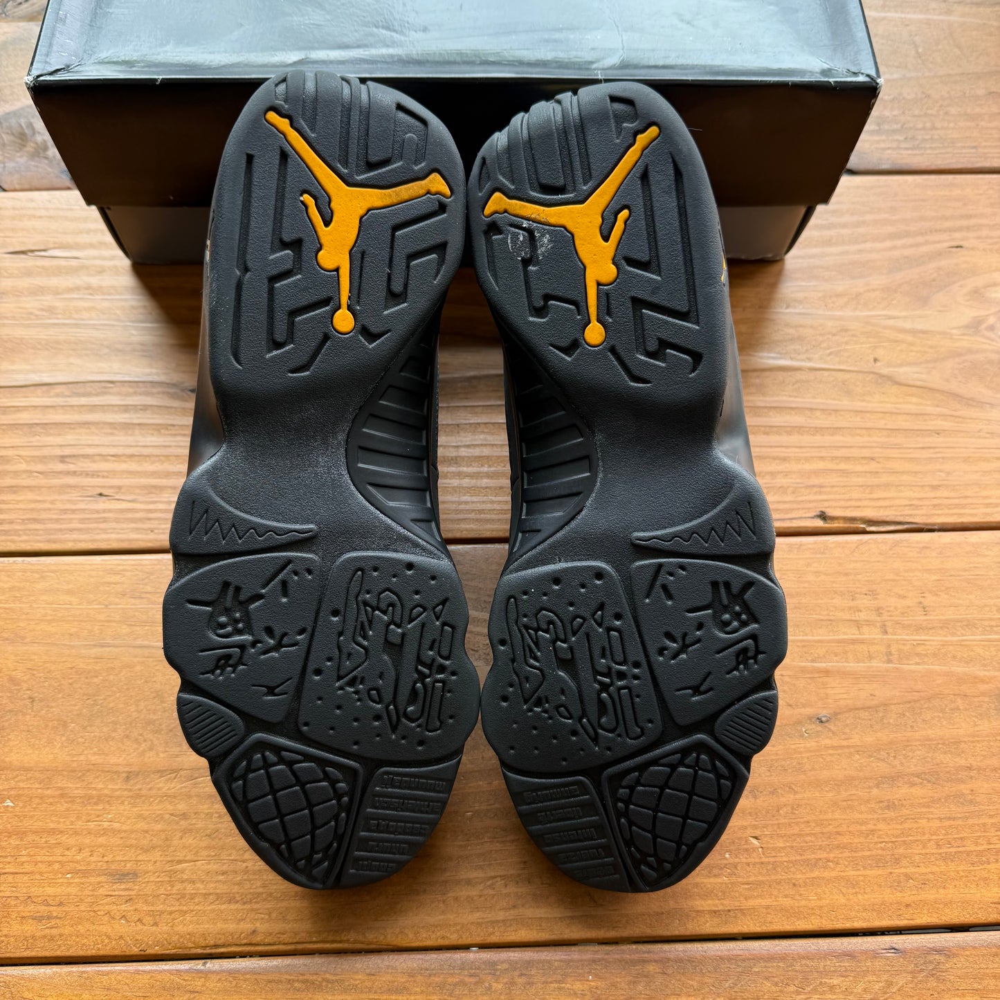 Talla 11.5 - Jordan 9 Retro 'Dark Charcoal University Gold' (Usado)