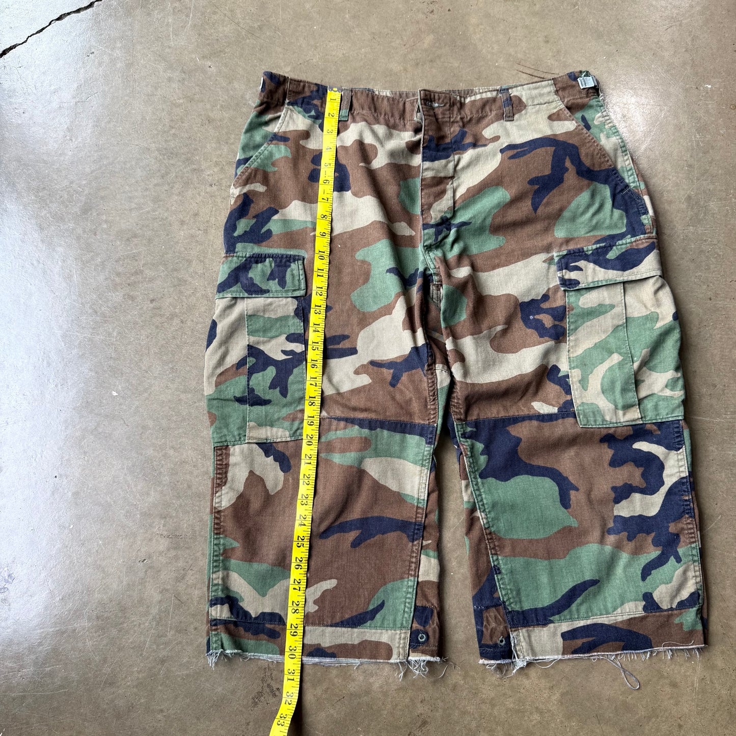 Size 38x20 Vintage Camo Long Short
