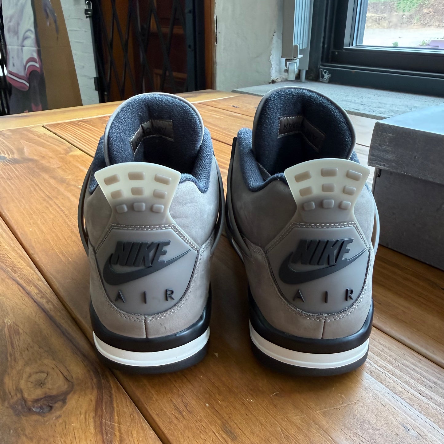 Talla 10 - Jordan 4 Retro 'Cave Stone' (Usado)