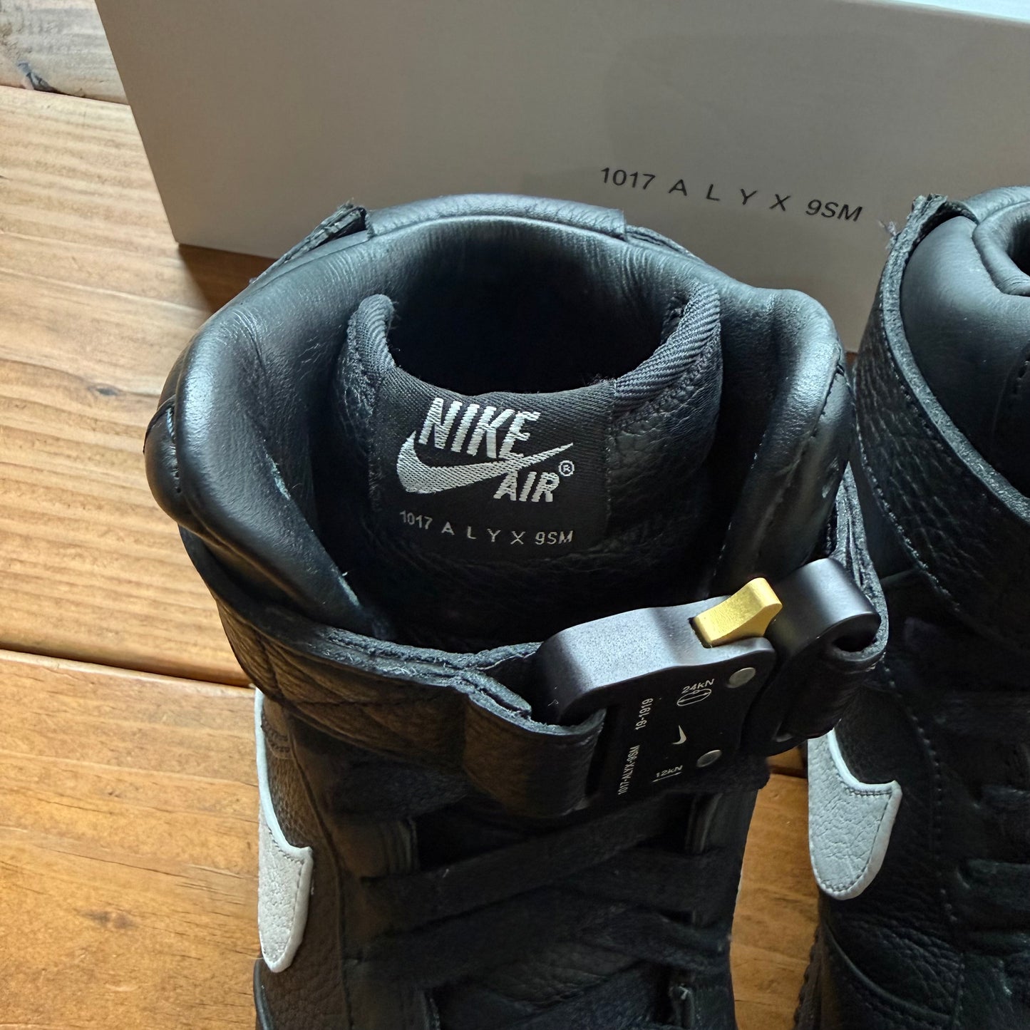 Talla 10.5 - 1017 ALYX 9SM x Air Force 1 High 'Negro Blanco' (Usado)