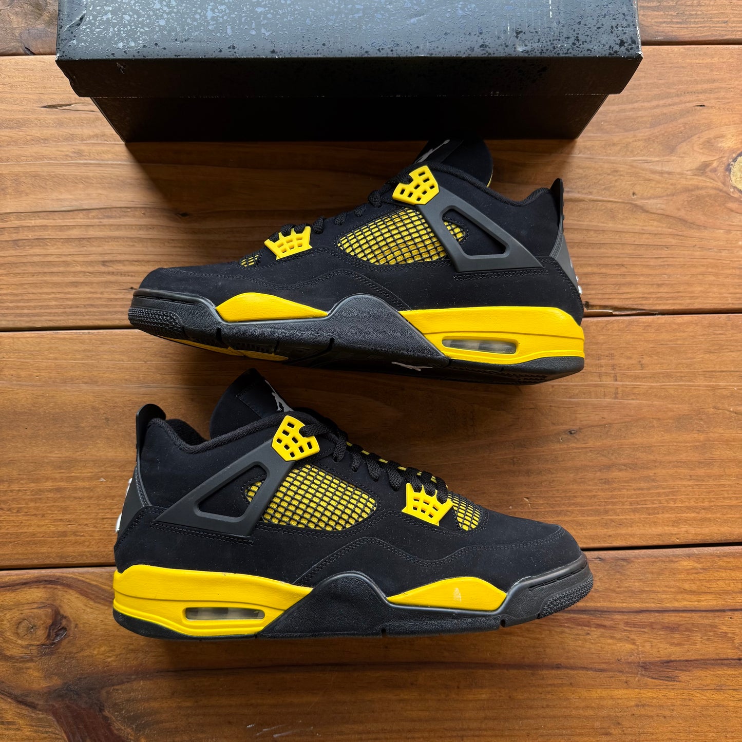 Talla 13 - Jordan 4 Retro 'Thunder' 2023 (Usado)
