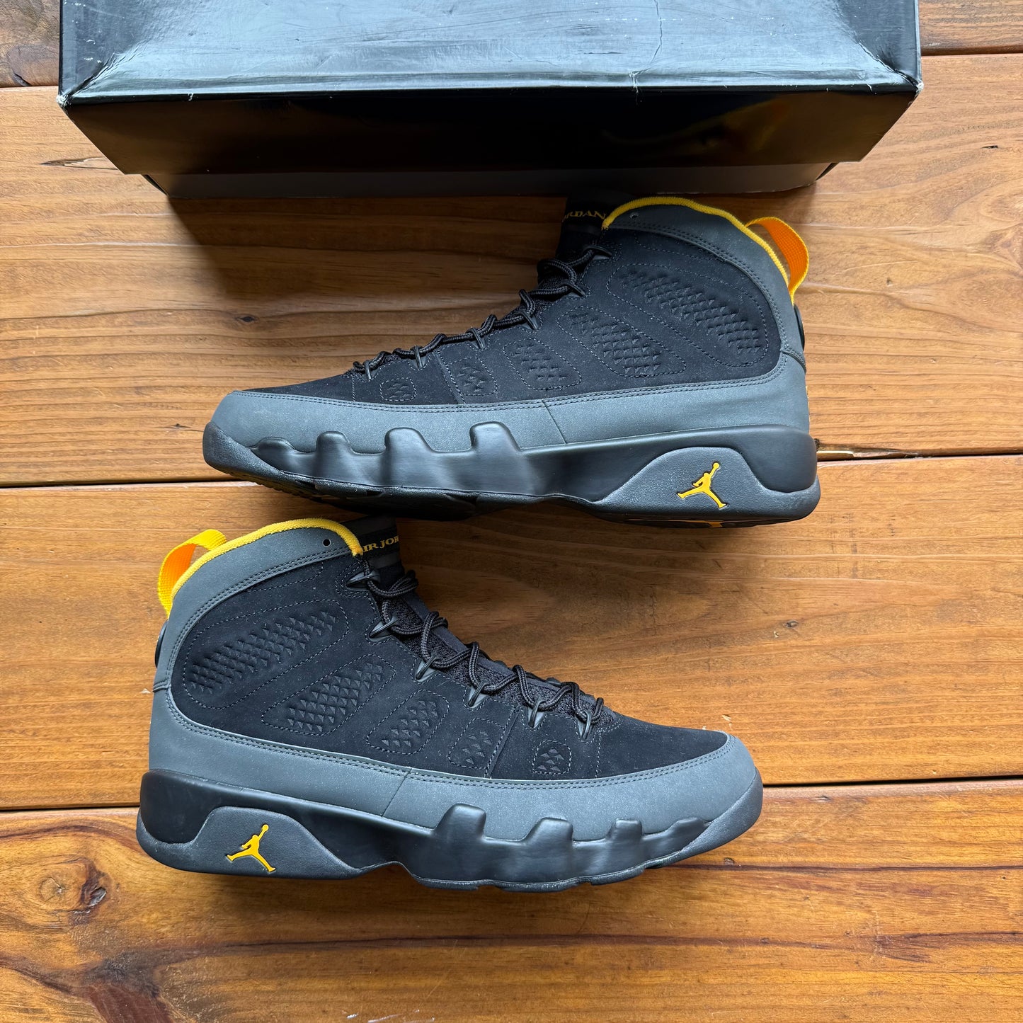 Talla 11.5 - Jordan 9 Retro 'Dark Charcoal University Gold' (Usado)