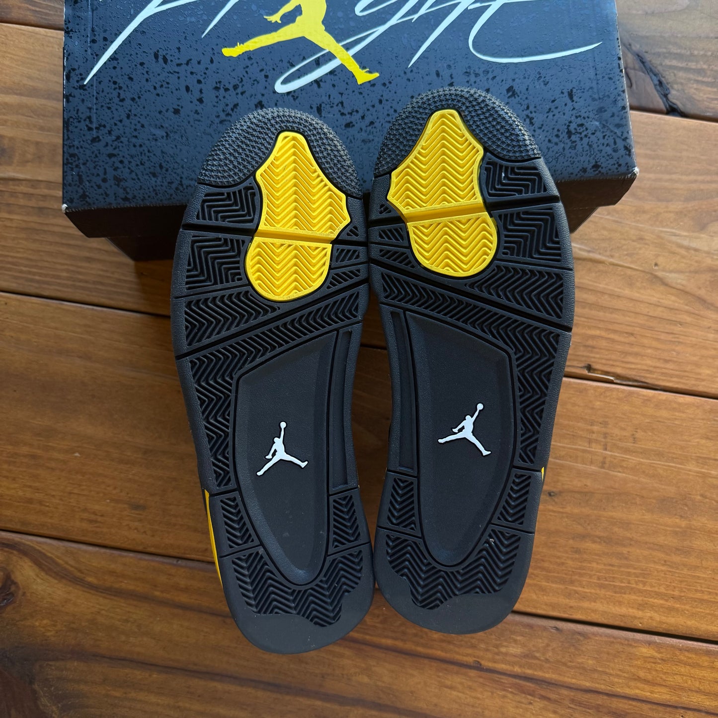 10.5 - Jordan 4 Retro 'Thunder' 2023 (GEBRAUCHT)