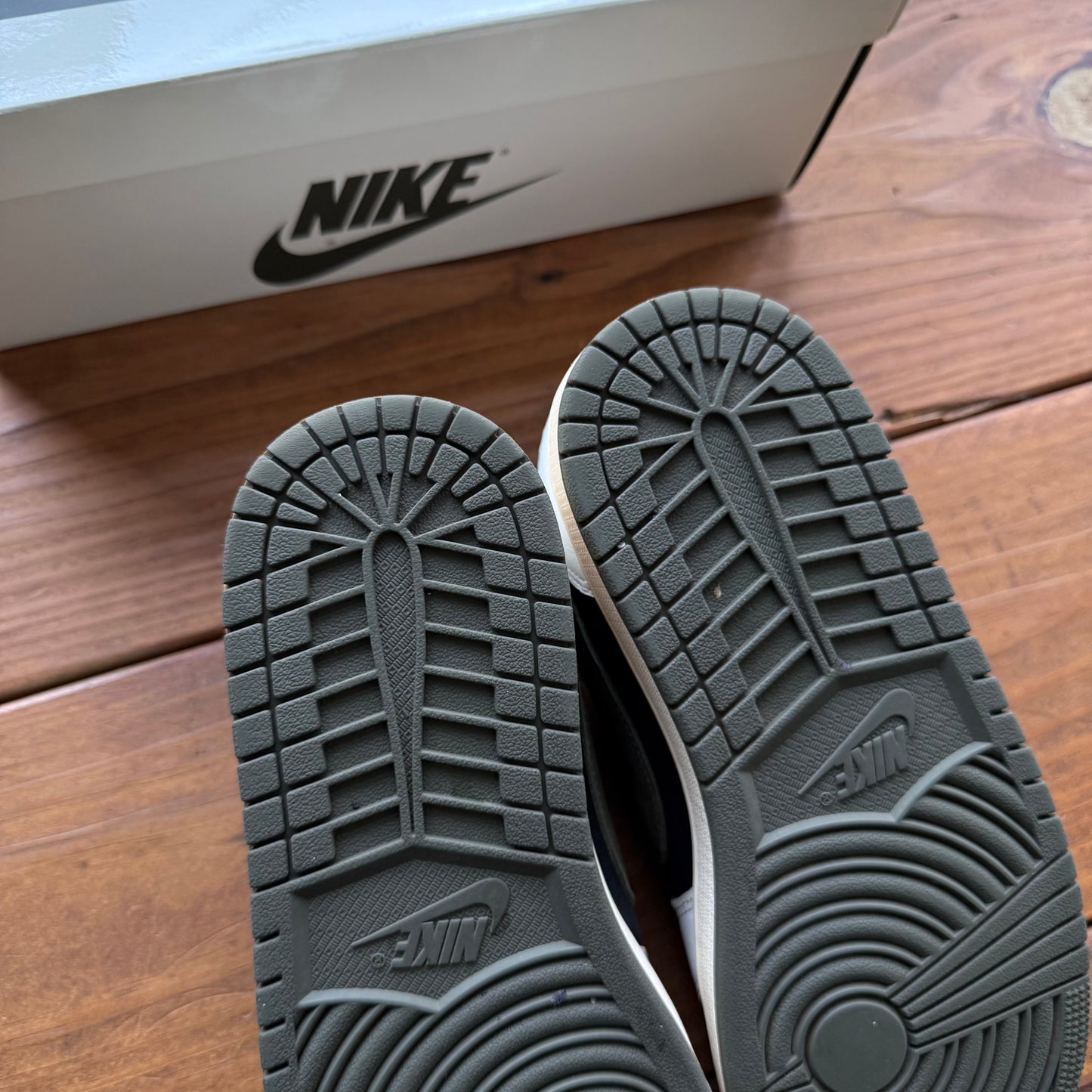 Talla 10W/8.5M - Travis Scott x Wmns Jordan 1 Retro Low OG SP 'Olive' (Usado)
