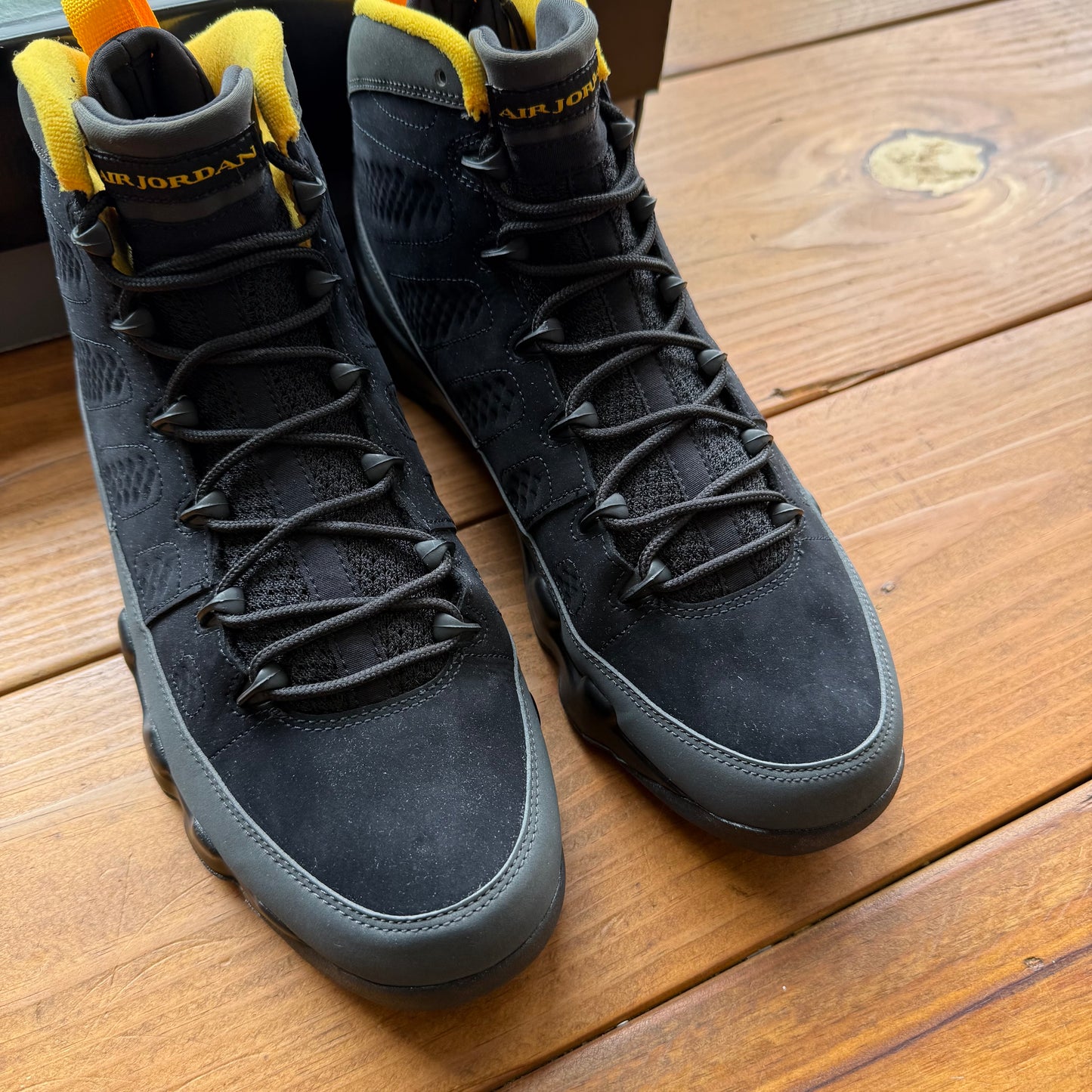 Talla 11.5 - Jordan 9 Retro 'Dark Charcoal University Gold' (Usado)