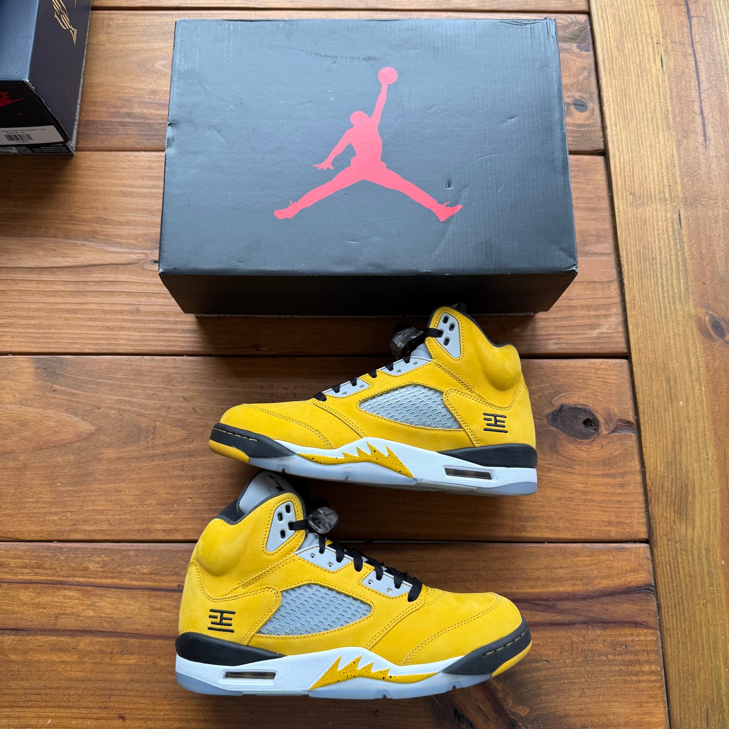 Talla 9.5 - Jordan 5 Retro T23 'Tokyo' 2025 (Usado)