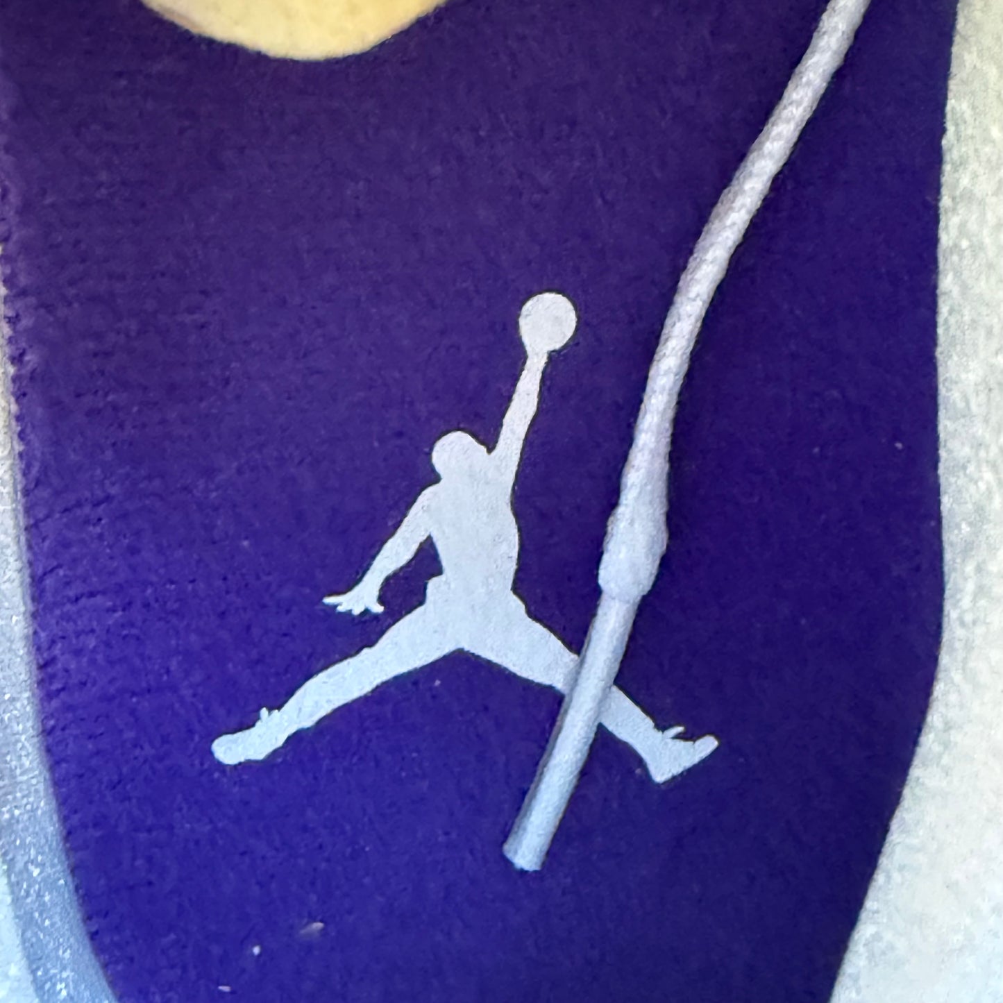Größe 9 – Jordan 4 Retro „Purple Metallic“ (Gebraucht)