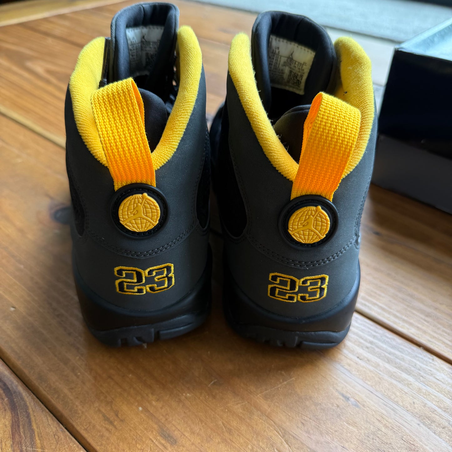 Talla 11.5 - Jordan 9 Retro 'Dark Charcoal University Gold' (Usado)