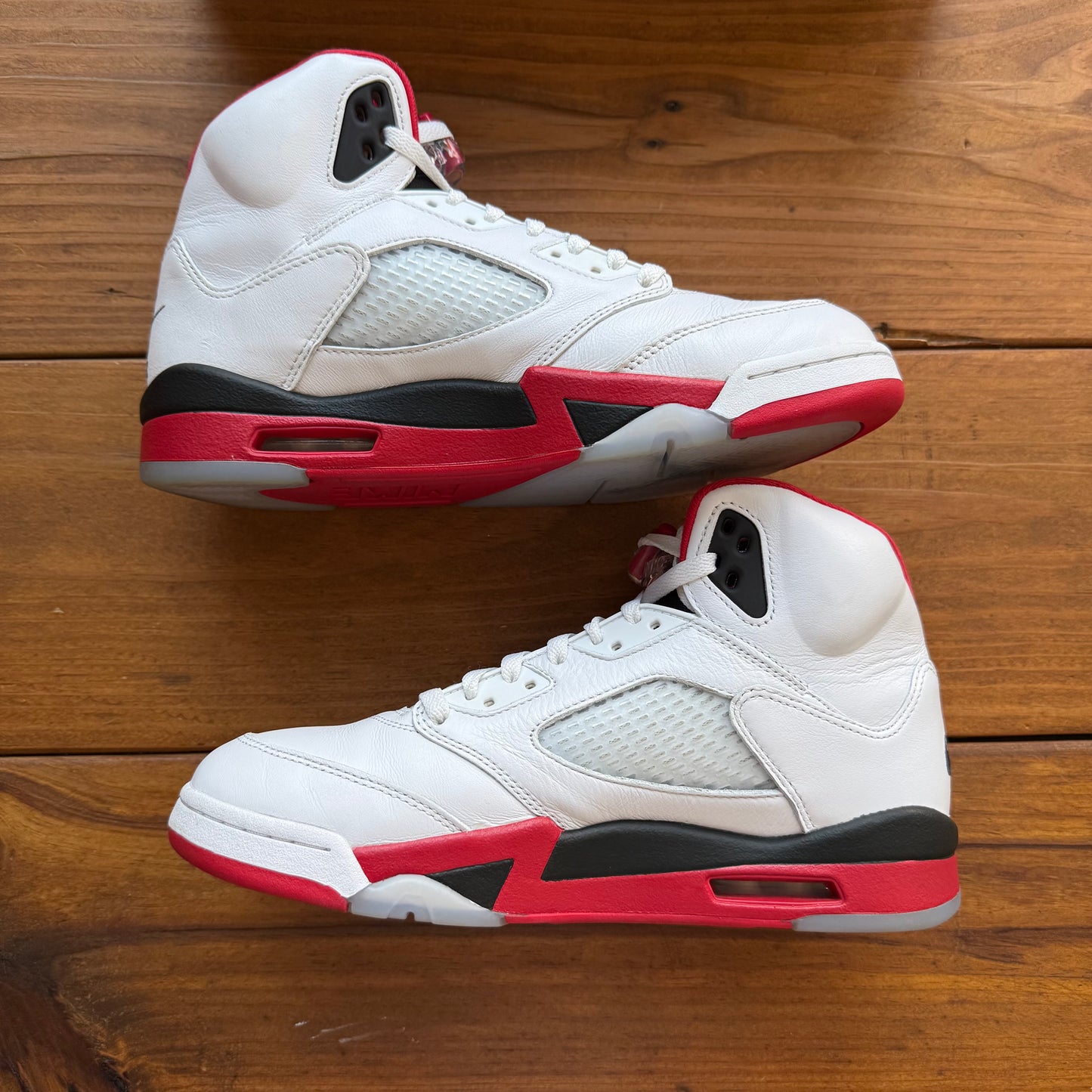 Größe 44.5 – Jordan 5 Retro 'Fire Red' 2025 (Gebraucht)