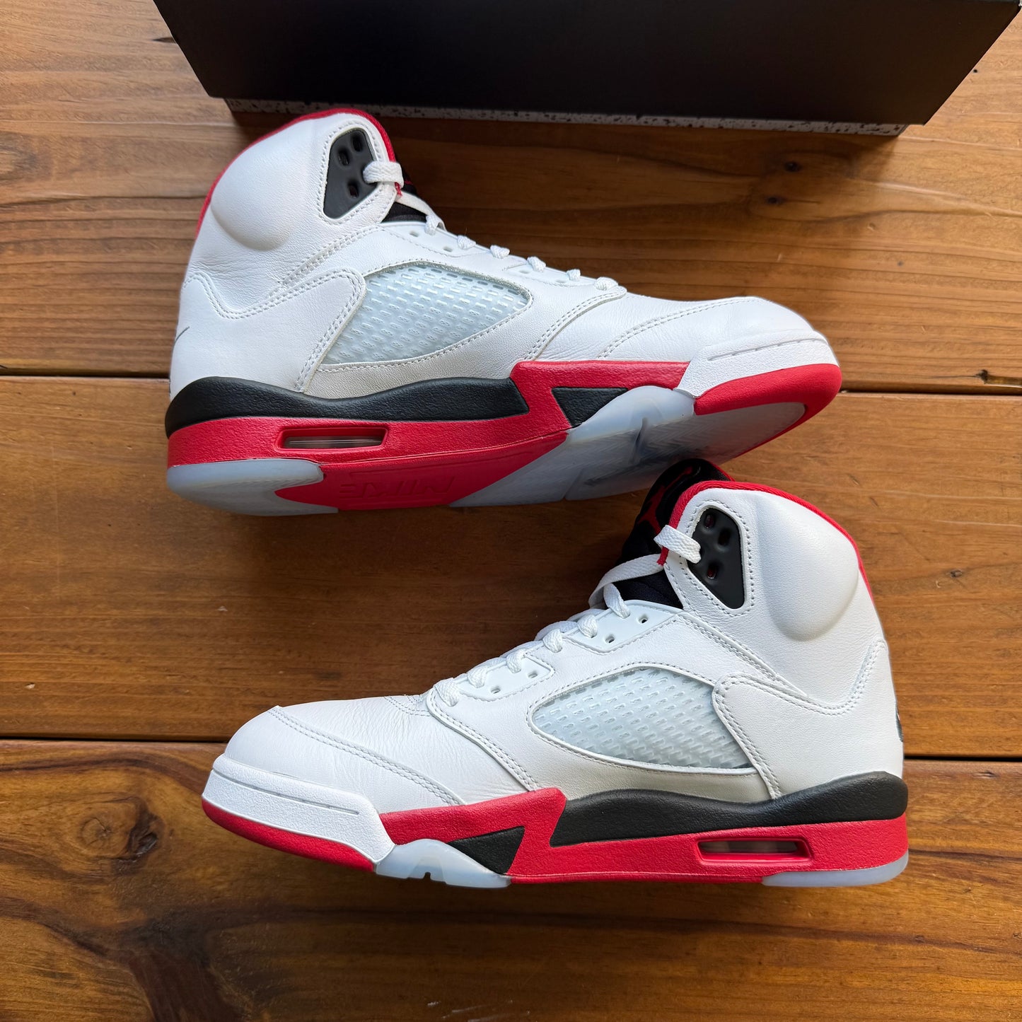 Größe 9.5 - Jordan 5 Retro 'Fire Red' 2025 (Gebraucht)