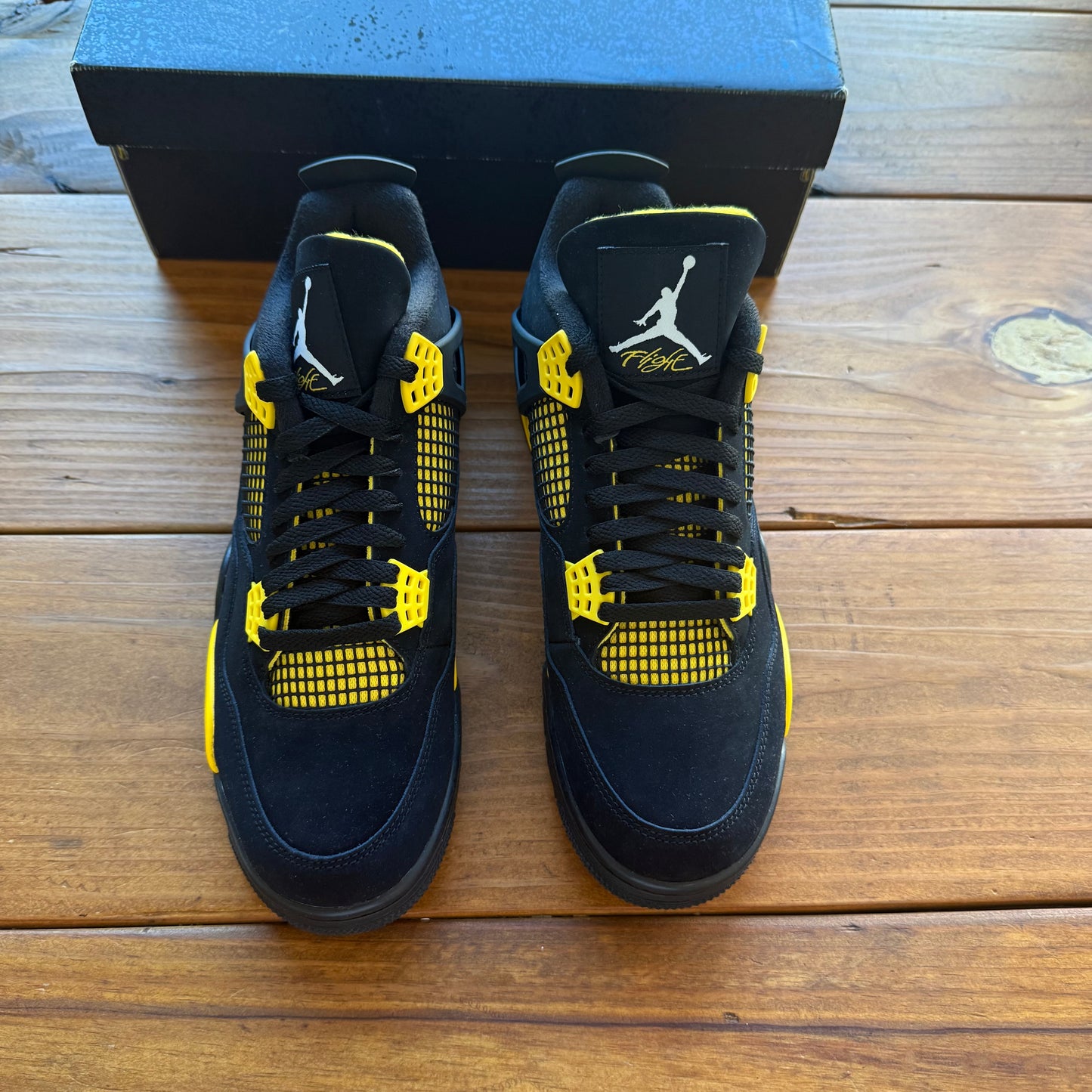 10.5 - Jordan 4 Retro 'Thunder' 2023 (GEBRAUCHT)