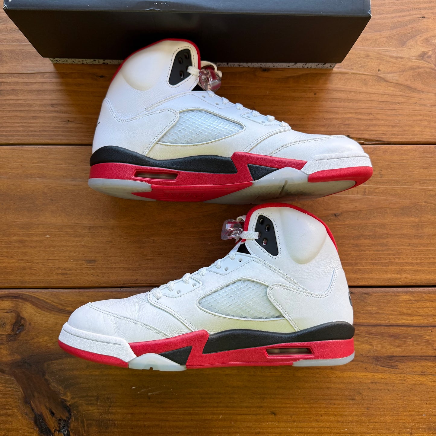 Größe 11.5 - Jordan 5 Retro 'Fire Red' 2025 (Gebraucht)