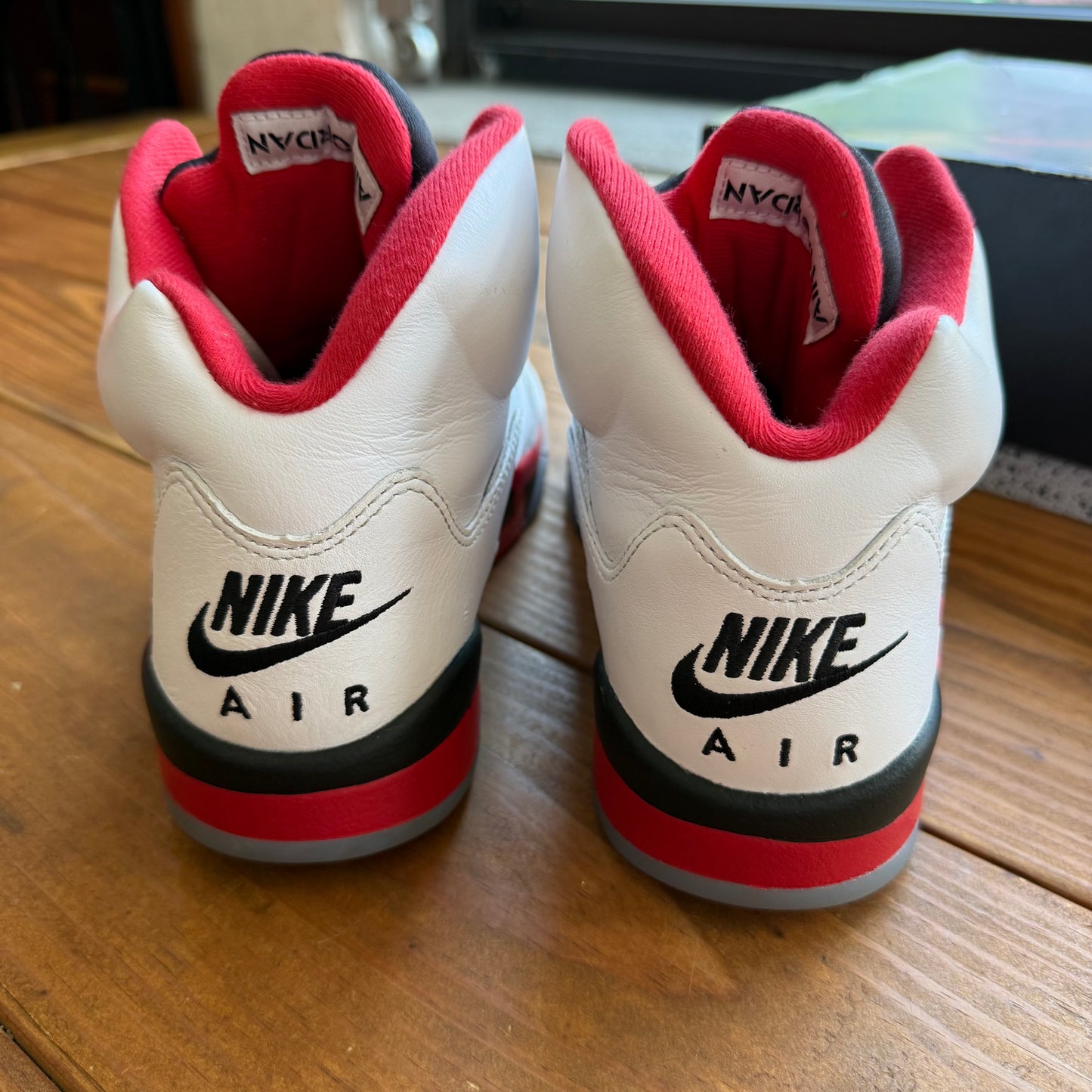 Größe 44.5 – Jordan 5 Retro 'Fire Red' 2025 (Gebraucht)