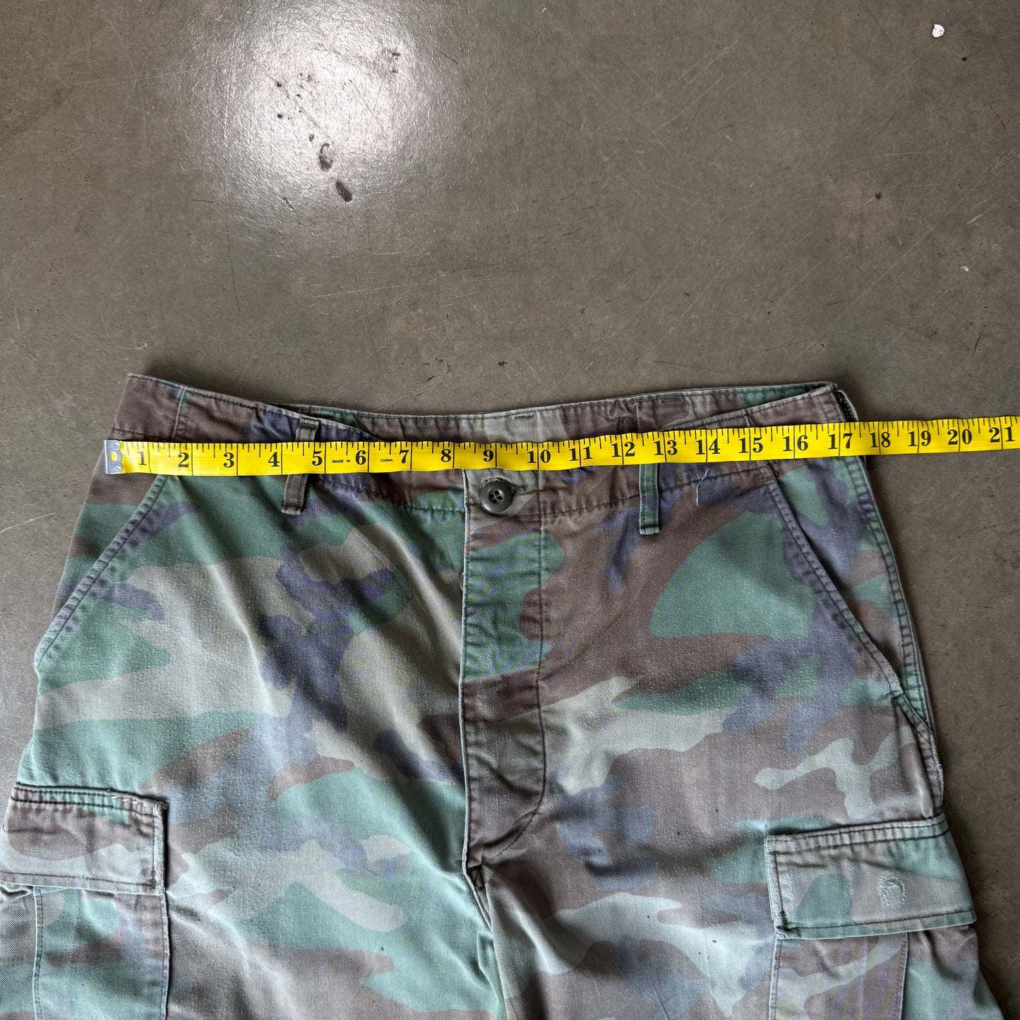 Size 34x33 - Vintage Camo Cargo Pants