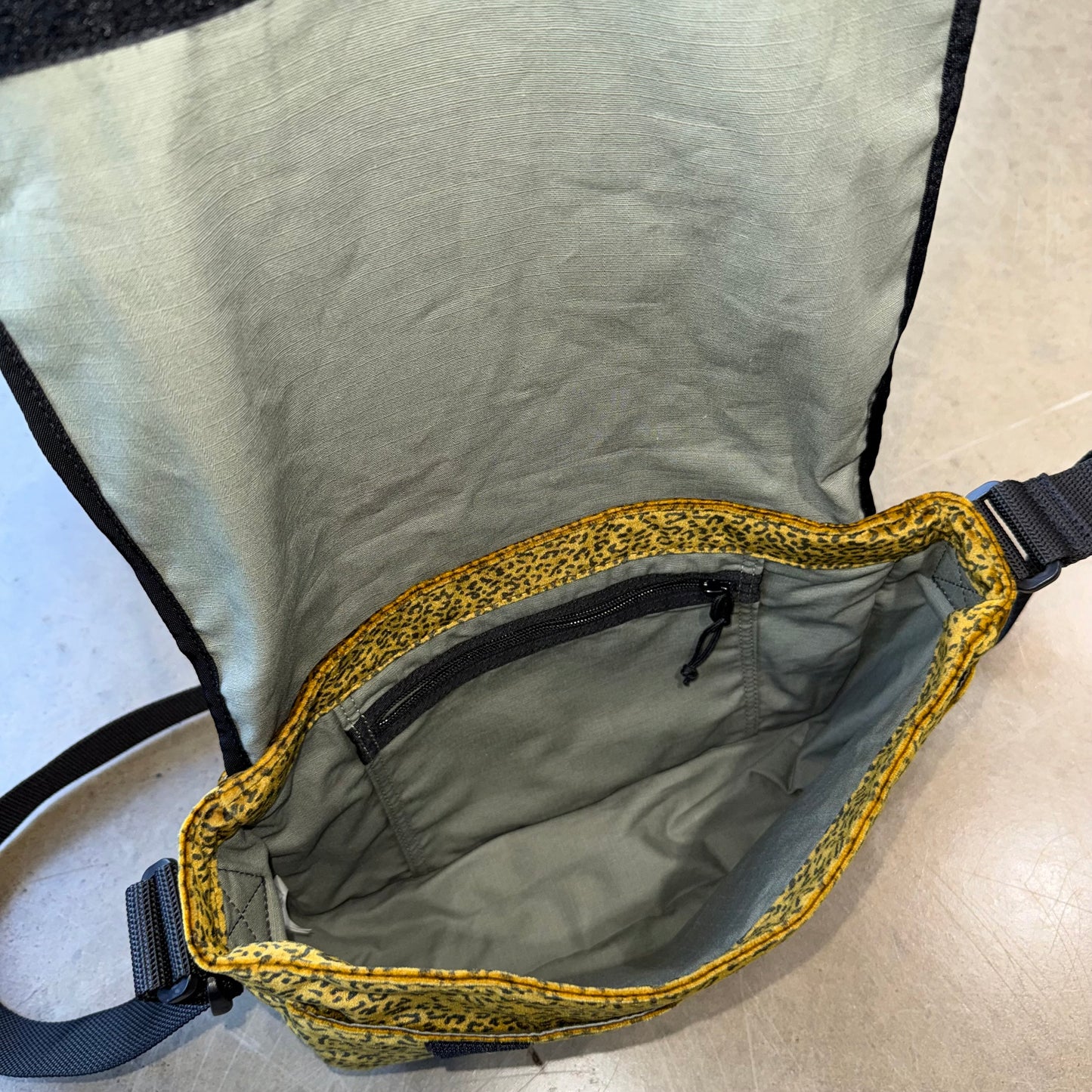 Bolso pequeño Supreme Velvet Messager 'Leopardo Marrón Claro'