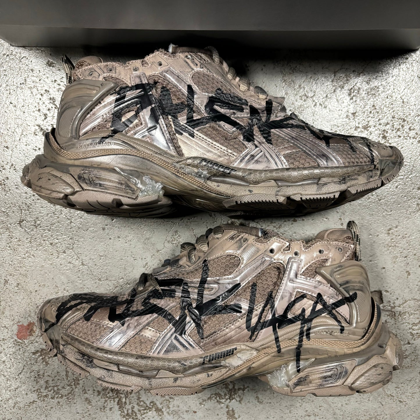 BB RUNNER GRAFFITI SNEAKER (USED)