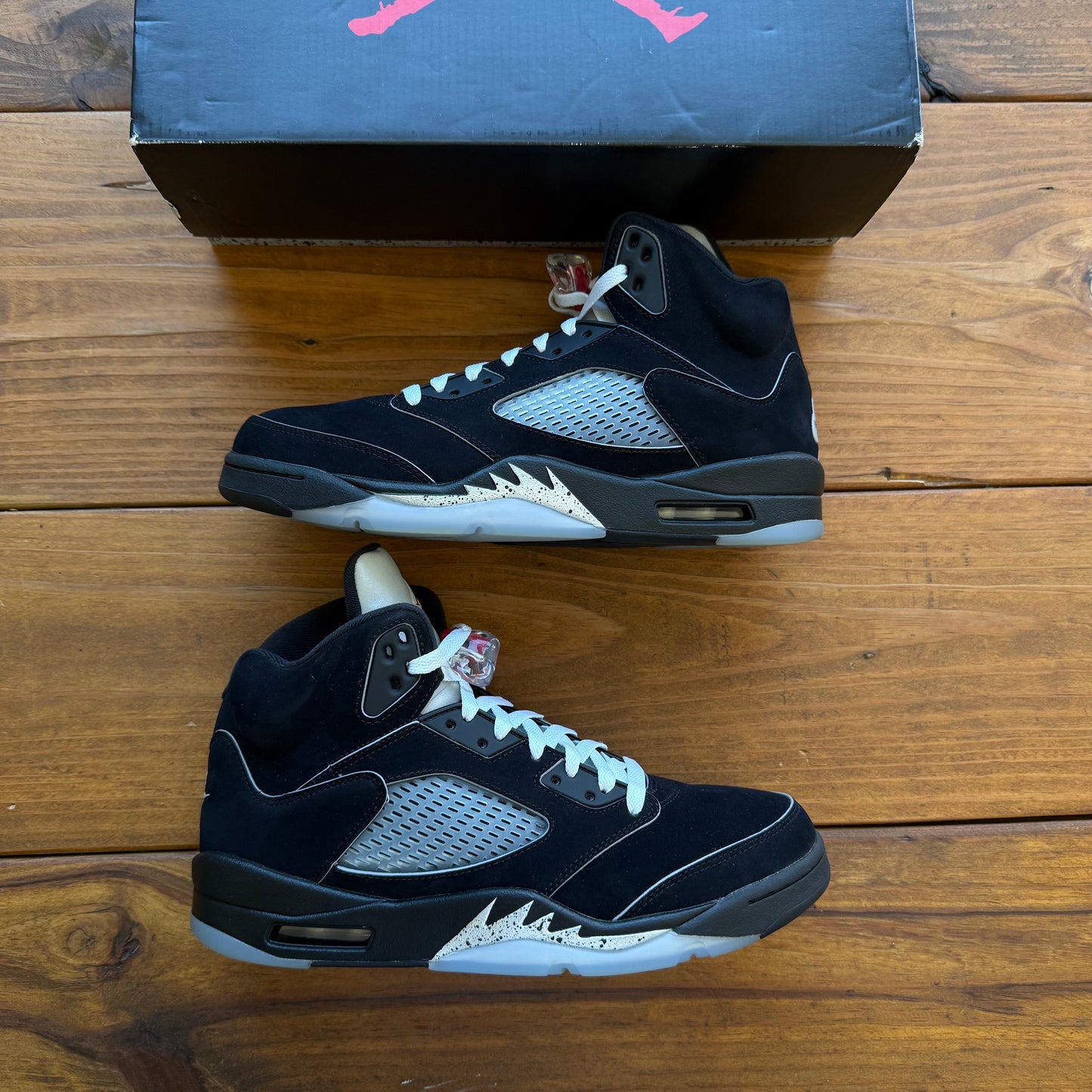Talla 10 - Jordan 5 Retro OG 'Black Metallic Reimagined' (Usado)