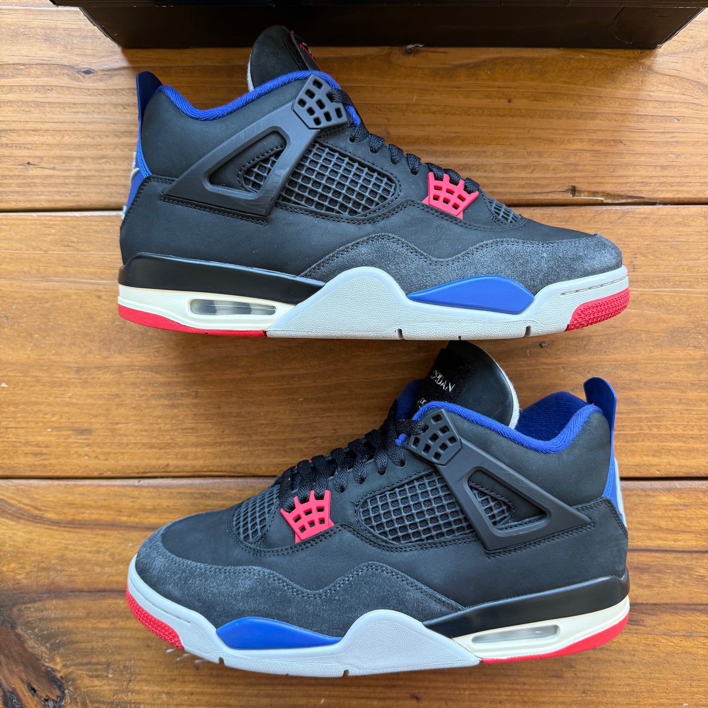 Talla 10 - Jordan 4 Retro 'Rare Air - White Lettering' (Usado)